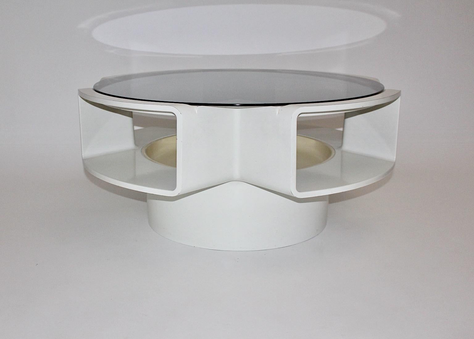 Table basse ou table de canapé en plastique blanc vintage de l'ère spatiale conçue dans les années 1960.
La table basse de l'ère spatiale a été conçue et fabriquée à l'époque de l'alunissage. À cette époque, les gens aimaient les designs et les