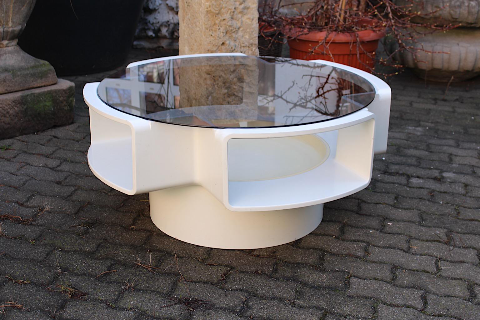 Space Age White Vintage Plastic Coffee Table or Sofa Table 1960s In Good Condition For Sale In Vienna, AT