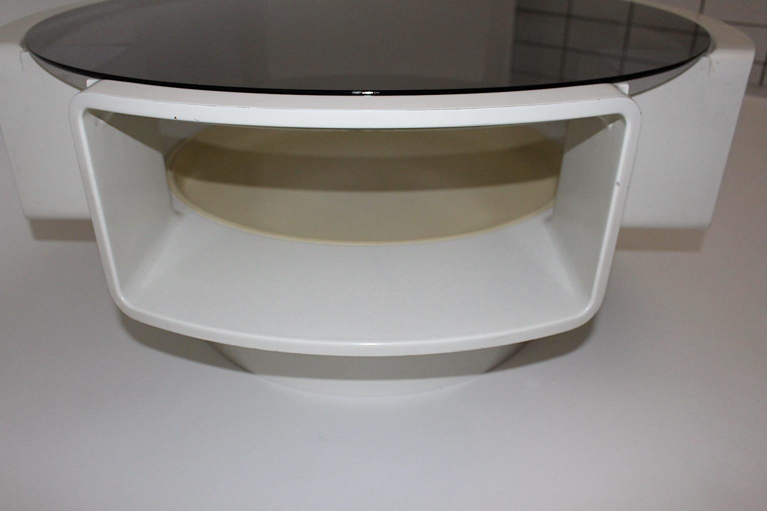 Verre fumé Table basse ou table de canapé en plastique blanc de l'ère spatiale, années 1960 en vente