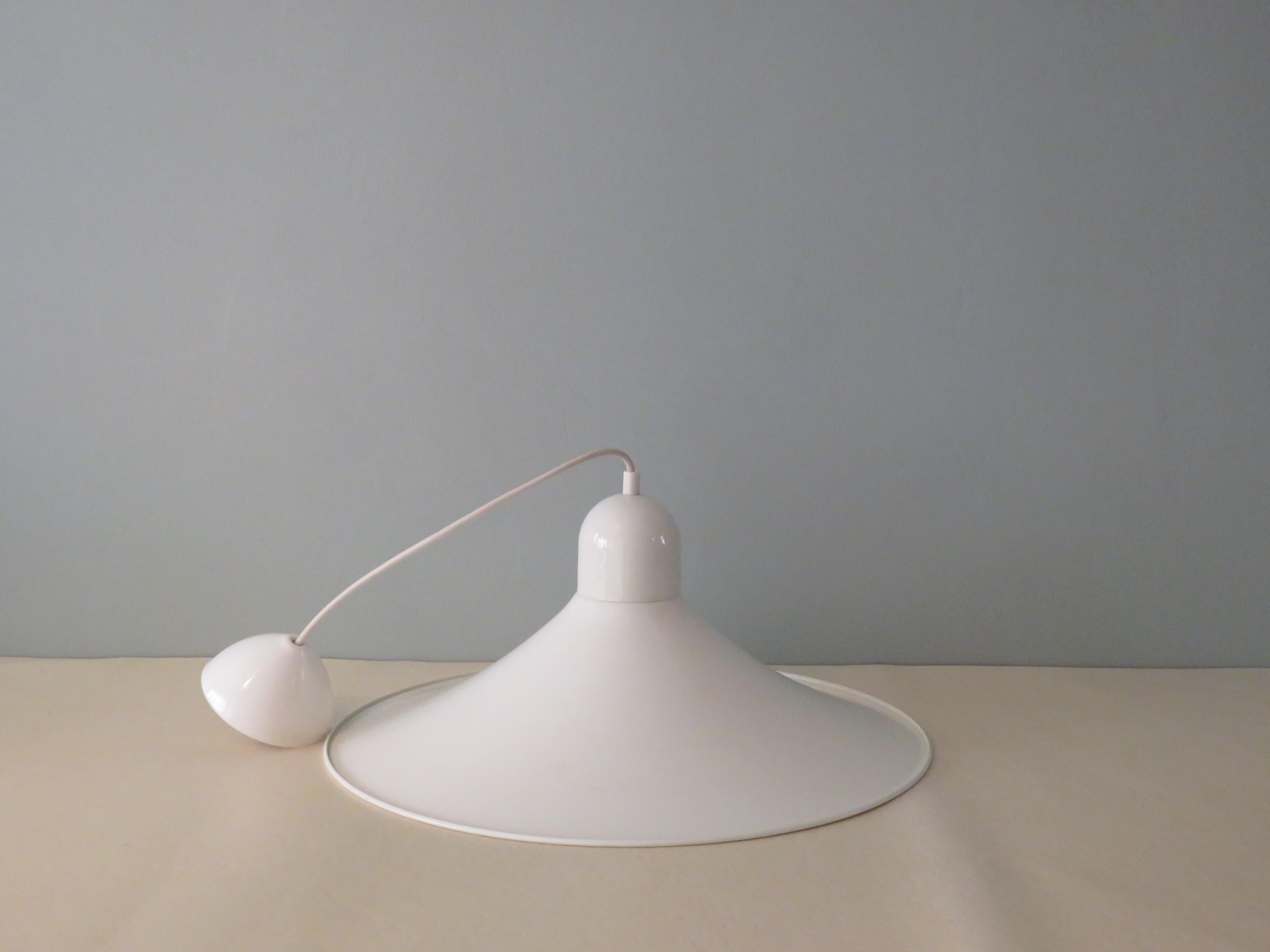 White metal witch hat pendant by Massive Lighting, Belgium 1970-1980.
The item has 1 E 27 fitting and a complete suspension system.
Dimensions H 25 and diameter 47 cm.
Total height, lamp and suspension system 75 cm.
The lamp is in very good
