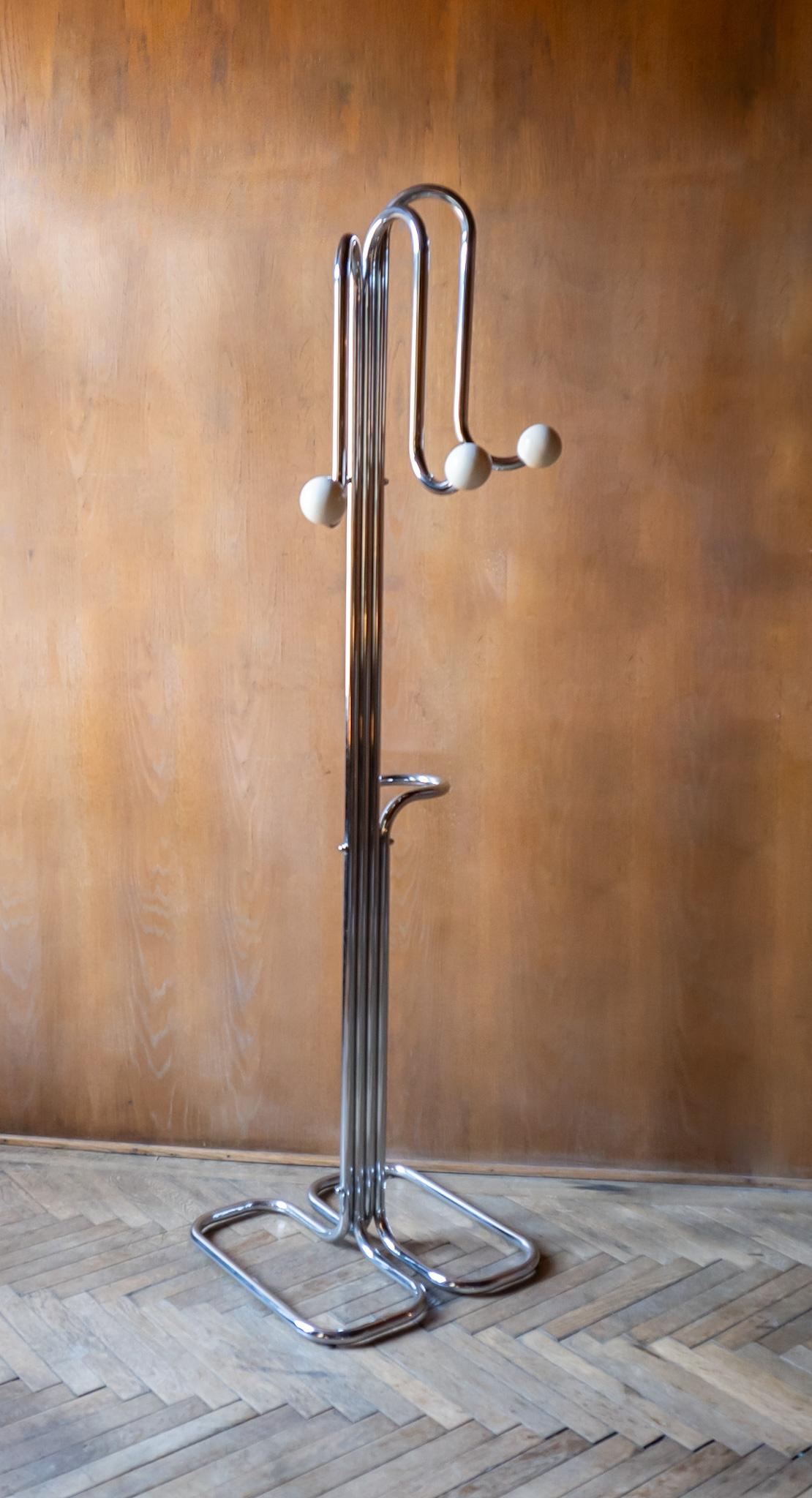 Space Age XL Coat Rack, Chrome Plated, Wooden Spheres, Italy, 1970s.

This fantastic coat rack is made of chrome-plated aluminium.The lively and interesting tubes run from the base of the coat rack to the top of it, where they finish with XL wooden