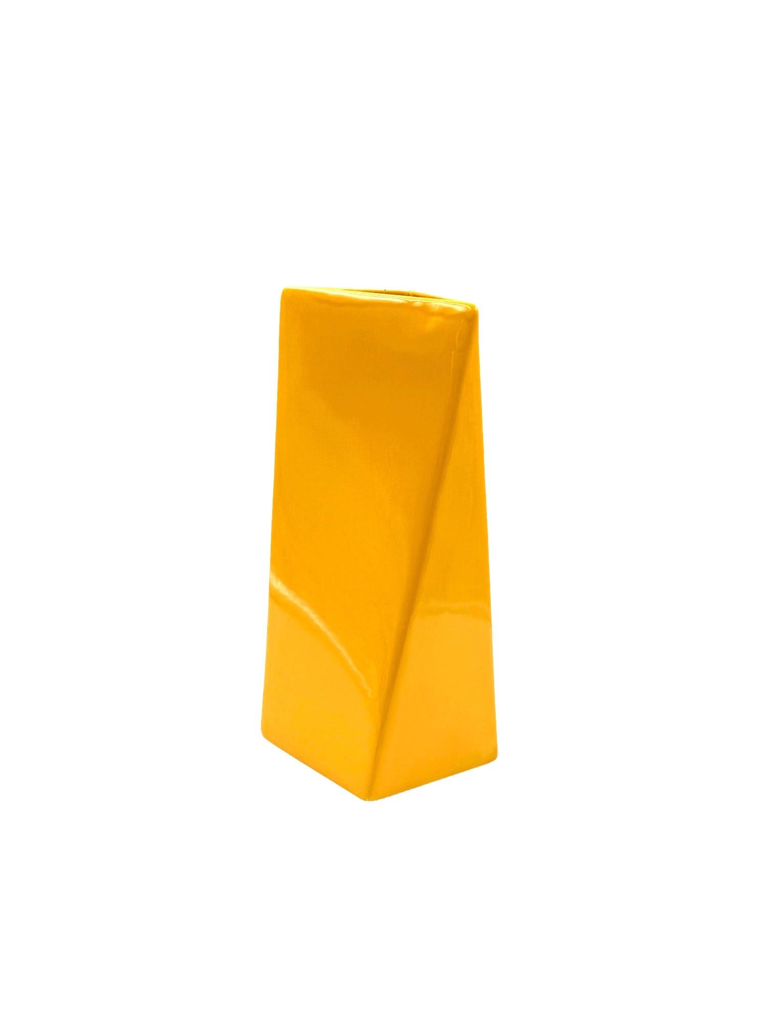 Vase en céramique jaune de l'ère spatiale, Pietro Arosio, Parravicini Italie vers 1960 en vente 3