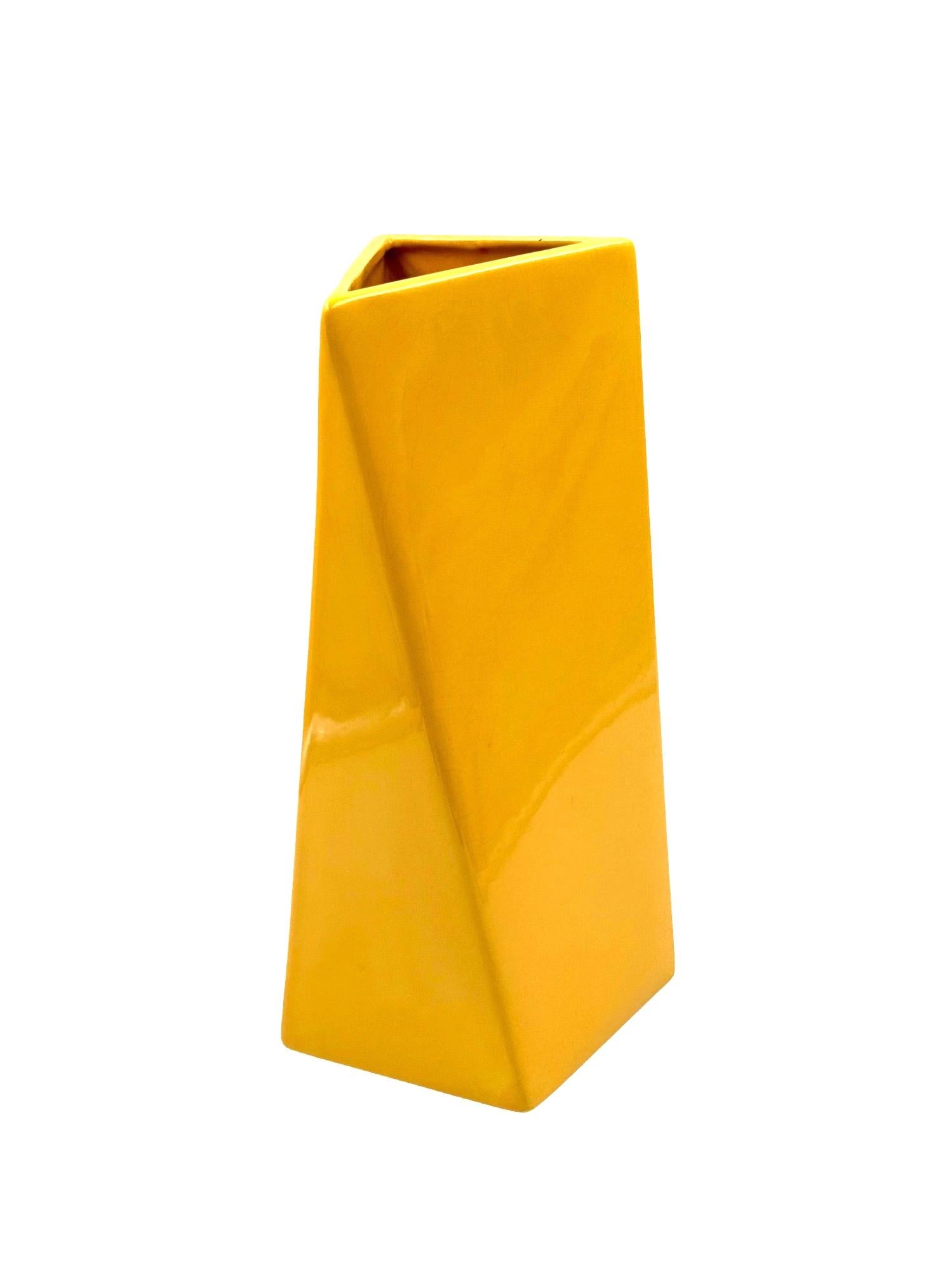 Vase en céramique jaune de l'ère spatiale, Pietro Arosio, Parravicini Italie vers 1960 en vente 5