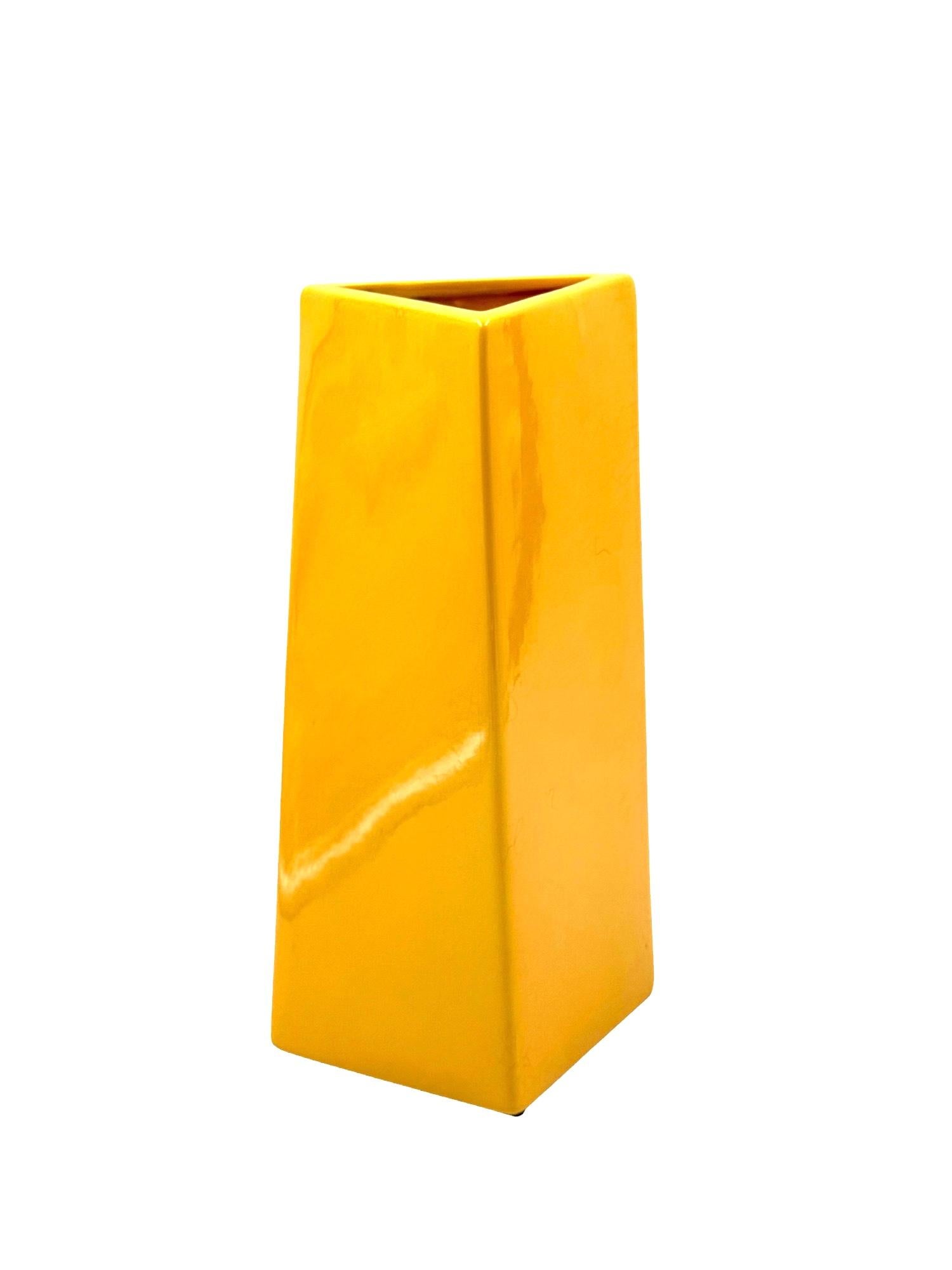 Vase en céramique jaune de l'ère spatiale, Pietro Arosio, Parravicini Italie vers 1960 en vente 7
