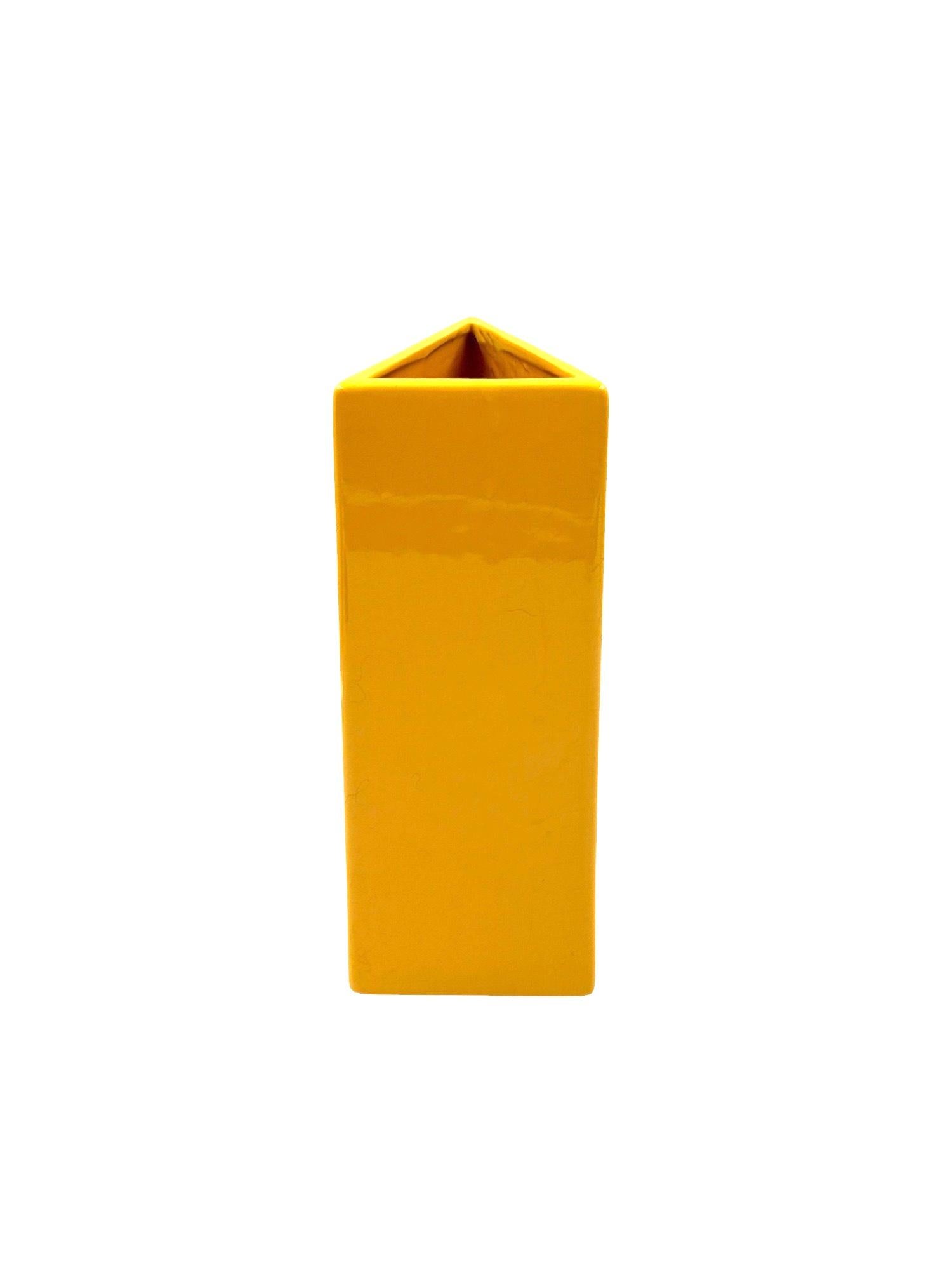 Vase en céramique jaune de l'ère spatiale, Pietro Arosio, Parravicini Italie vers 1960 en vente 8