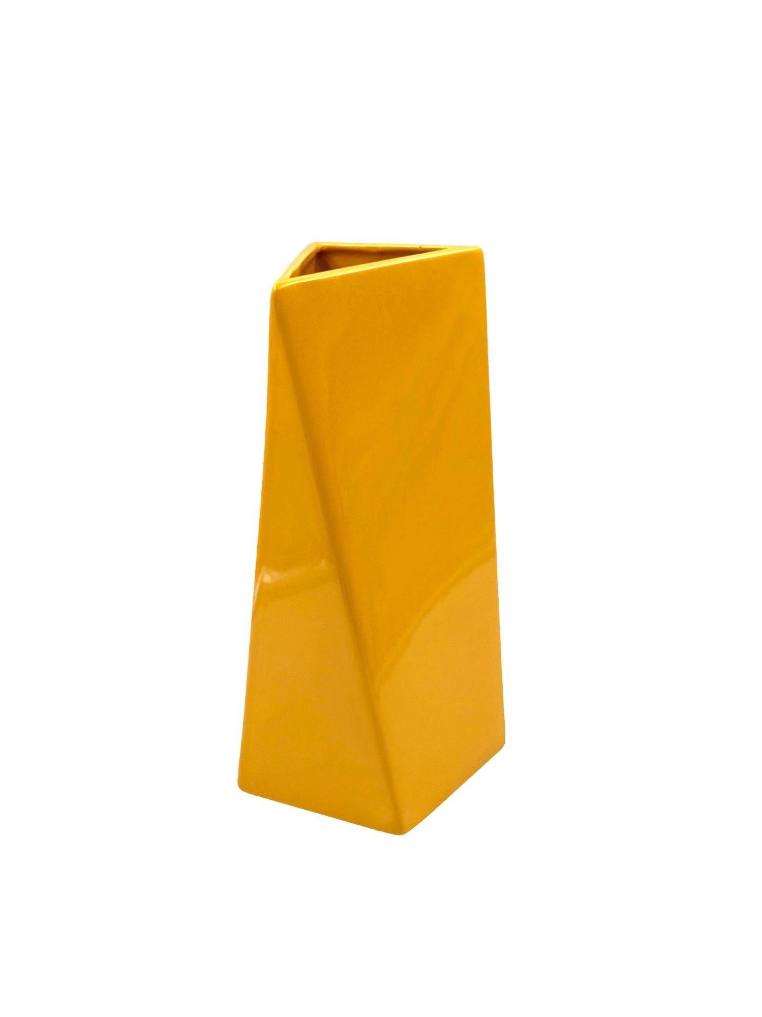 Ère spatiale Vase en céramique jaune de l'ère spatiale, Pietro Arosio, Parravicini Italie vers 1960 en vente
