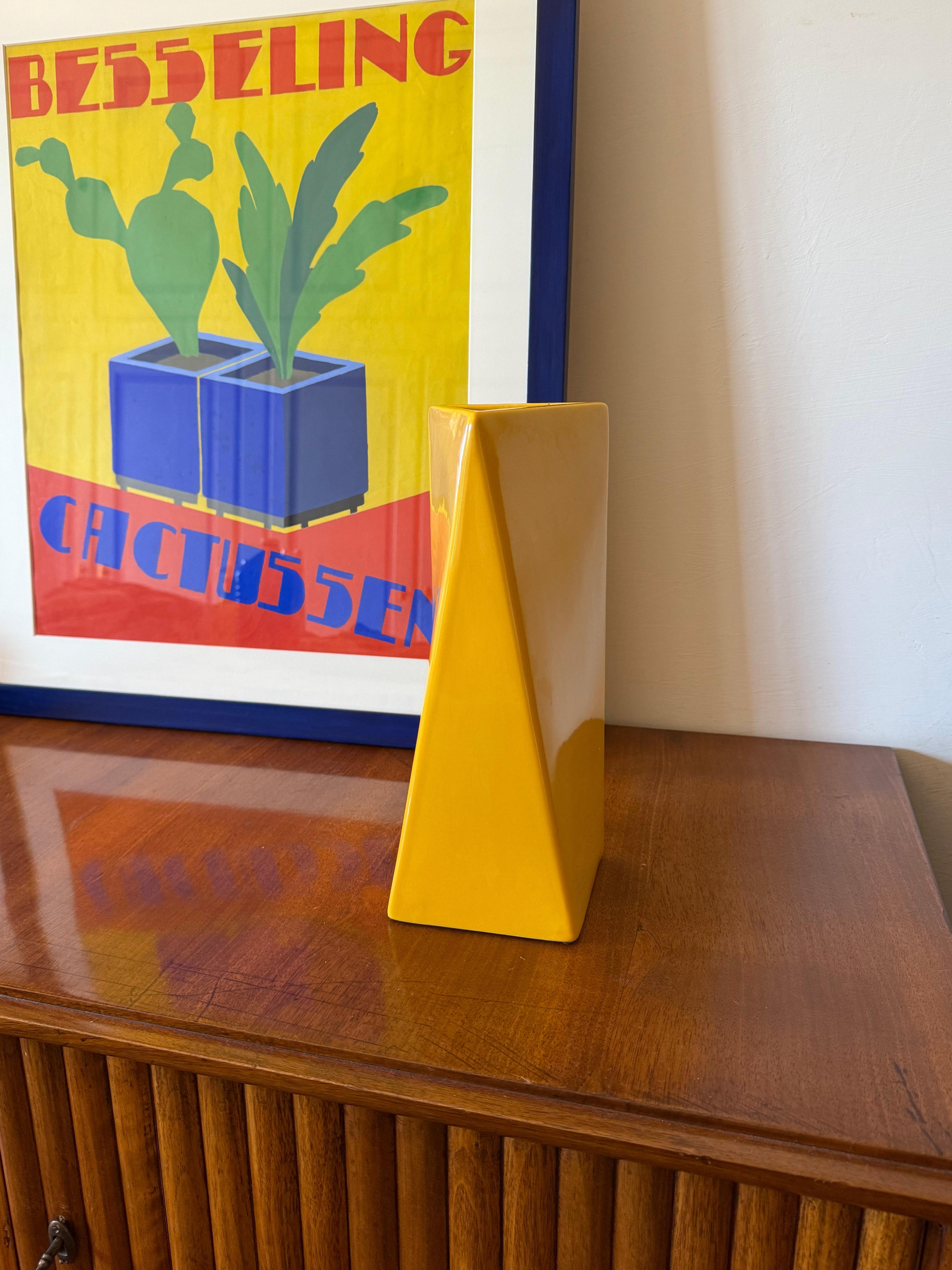 Italian Vase en céramique jaune de l'ère spatiale, Pietro Arosio, Parravicini Italie vers 1960 en vente