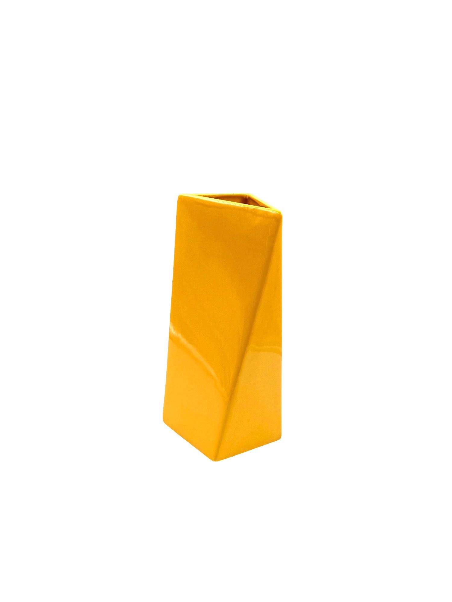 Vase en céramique jaune de l'ère spatiale, Pietro Arosio, Parravicini Italie vers 1960 en vente 2