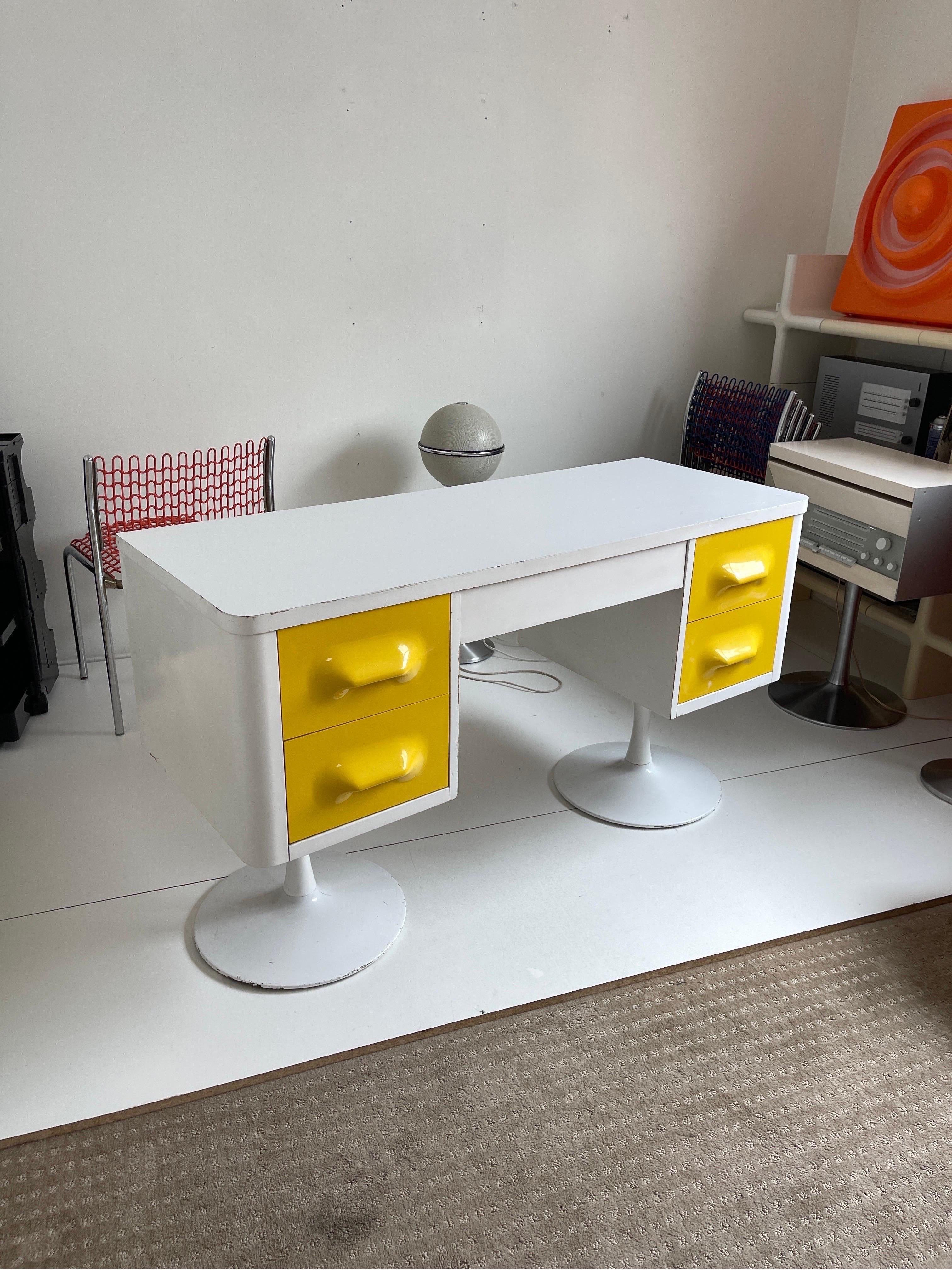 Space Age Yellow Chapter One Desk by Broyhill Premier, 1970's In Good Condition For Sale In Los Angeles, CA