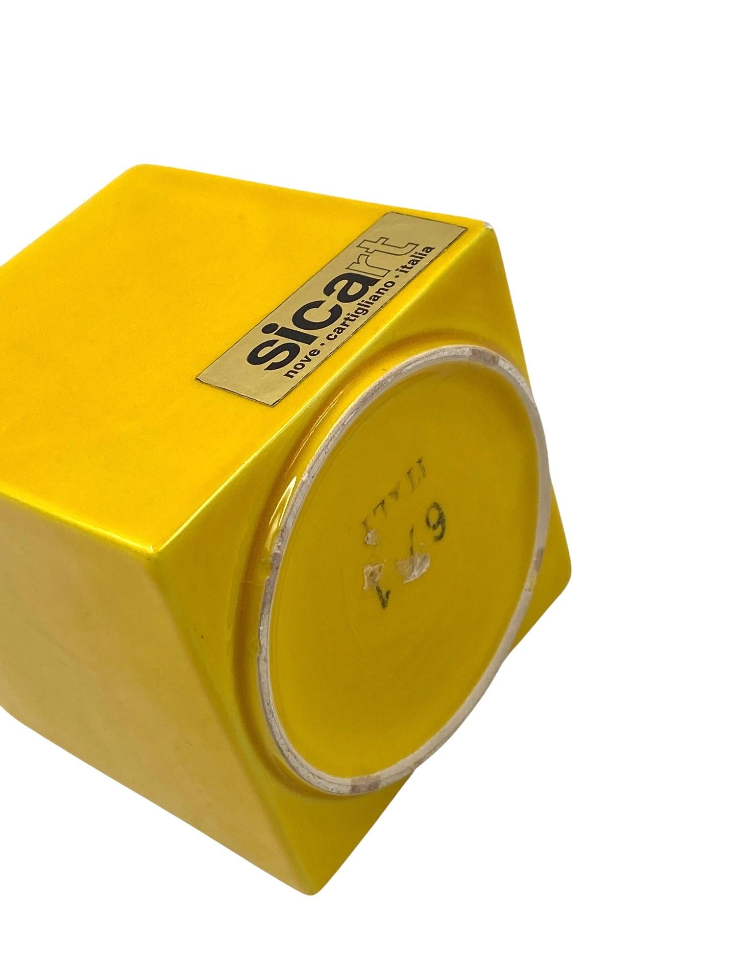 Cenicero de cerámica cúbica amarilla de la era espacial, Sicart Italia años 70 en venta 2