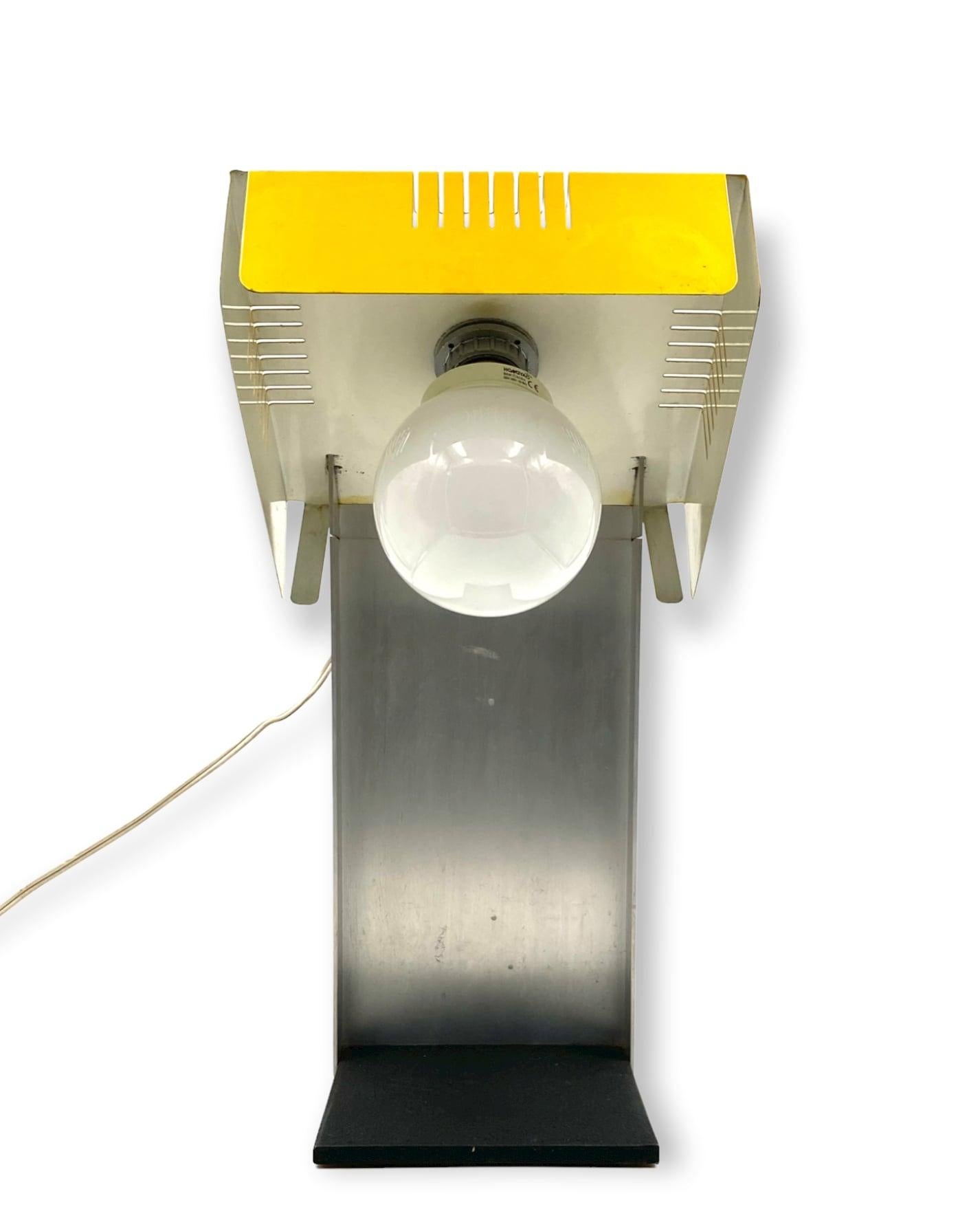 Lampe de bureau cubique jaune de l'ère spatiale, Italie, années 1970 en vente 3
