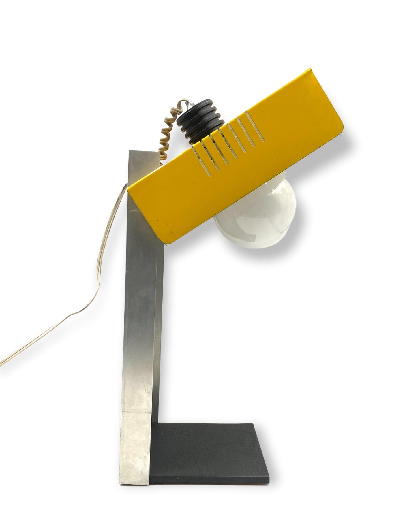 Lampe de bureau cubique jaune de l'ère spatiale, Italie, années 1970 en vente 4