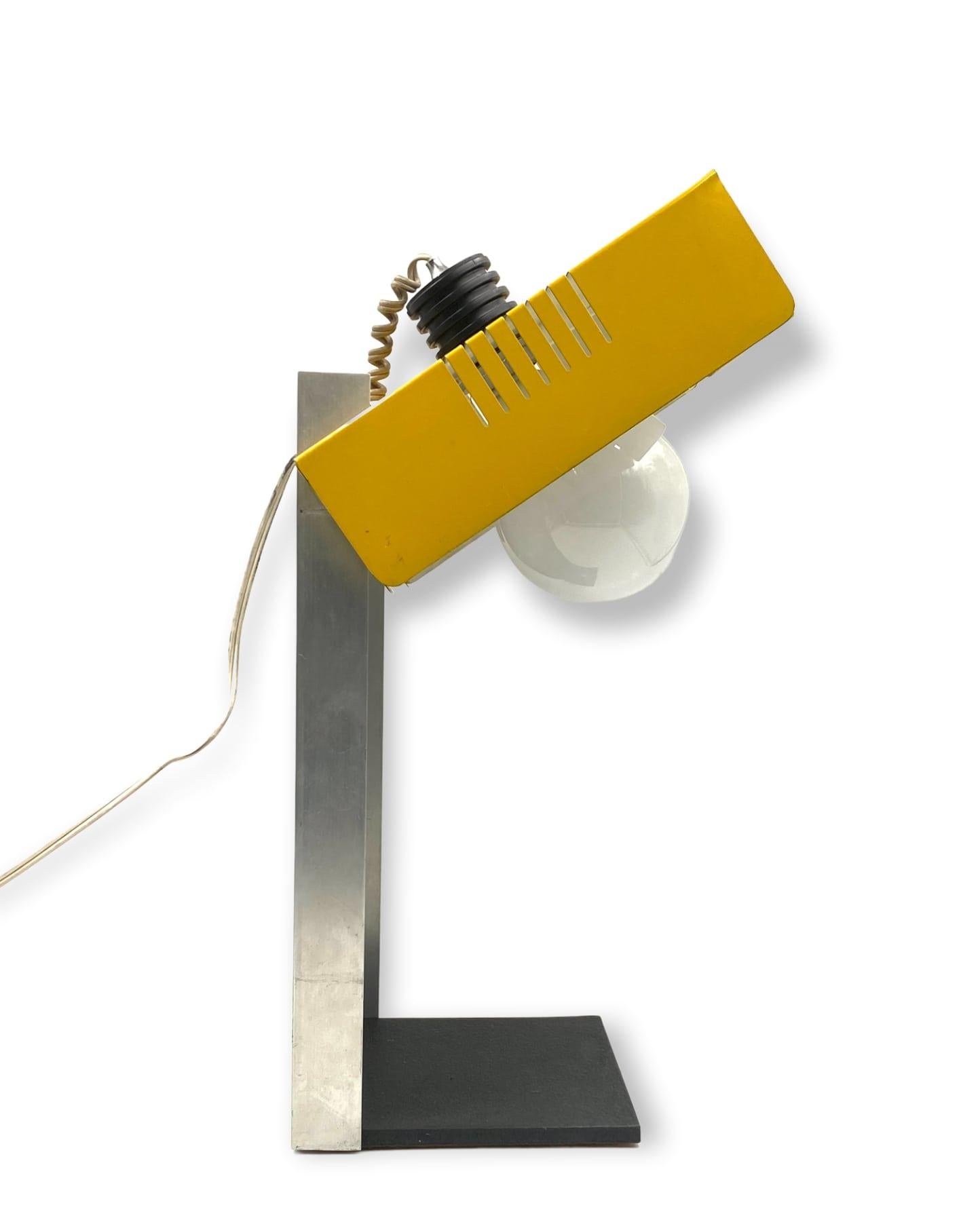 Lampe de bureau cubique jaune de l'ère spatiale, Italie, années 1970 en vente 5