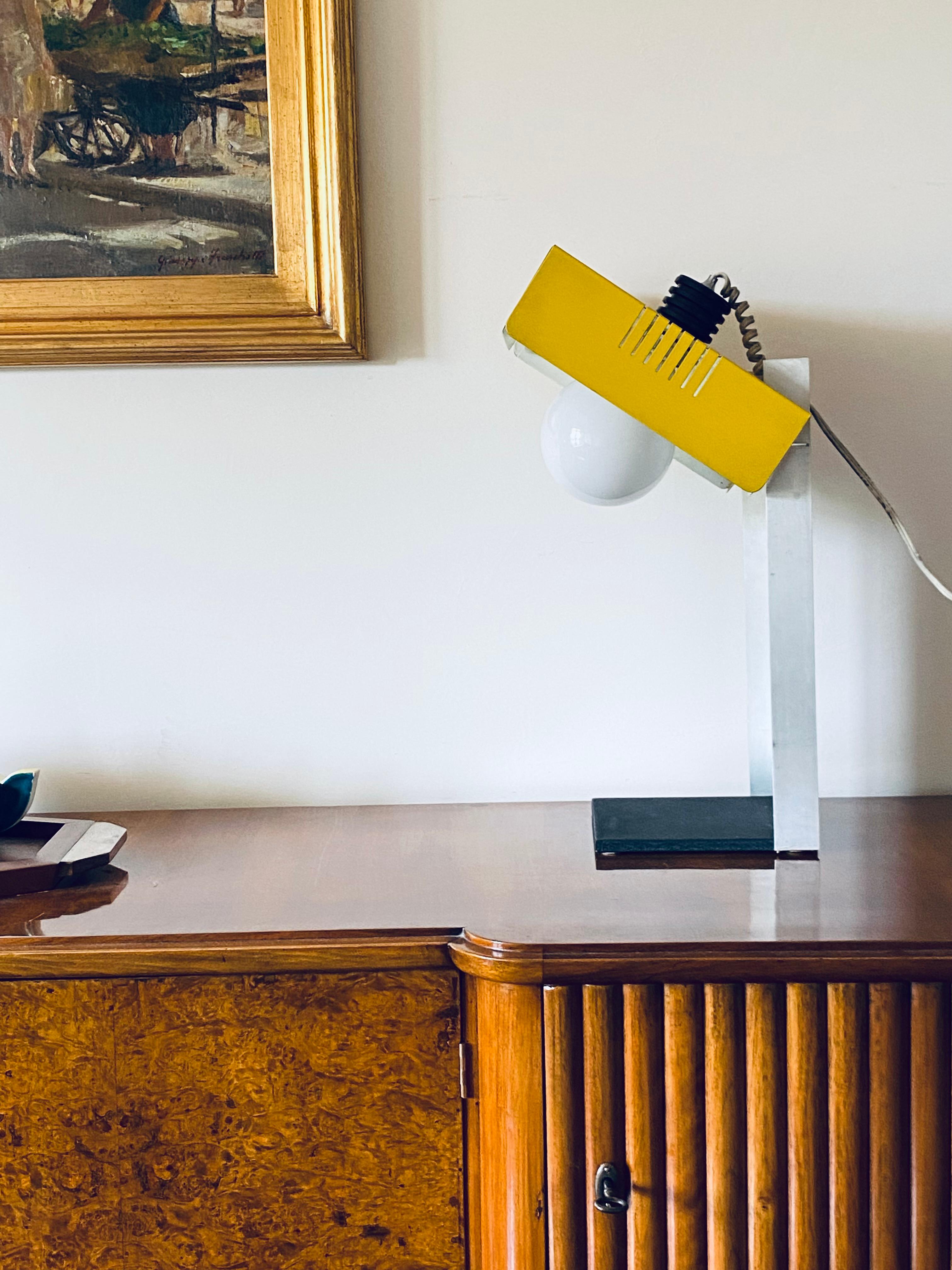 Lampe de table cubique jaune de l'ère spatiale

Italie 1970

H 52 cm

30 × 25 cm

Condit : bon, conforme à l'âge et à l'utilisation.