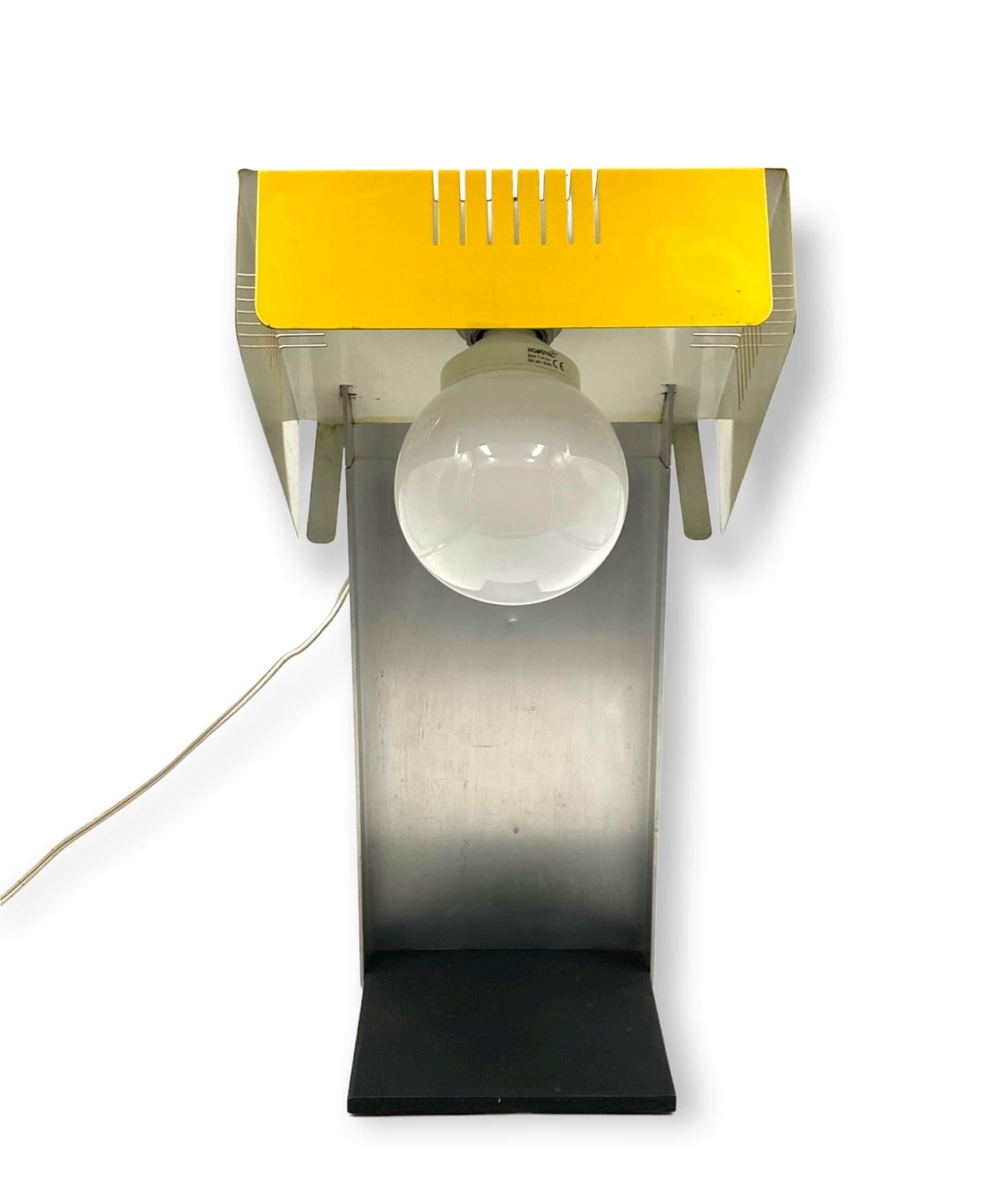 Lampe de bureau cubique jaune de l'ère spatiale, Italie, années 1970 en vente 2