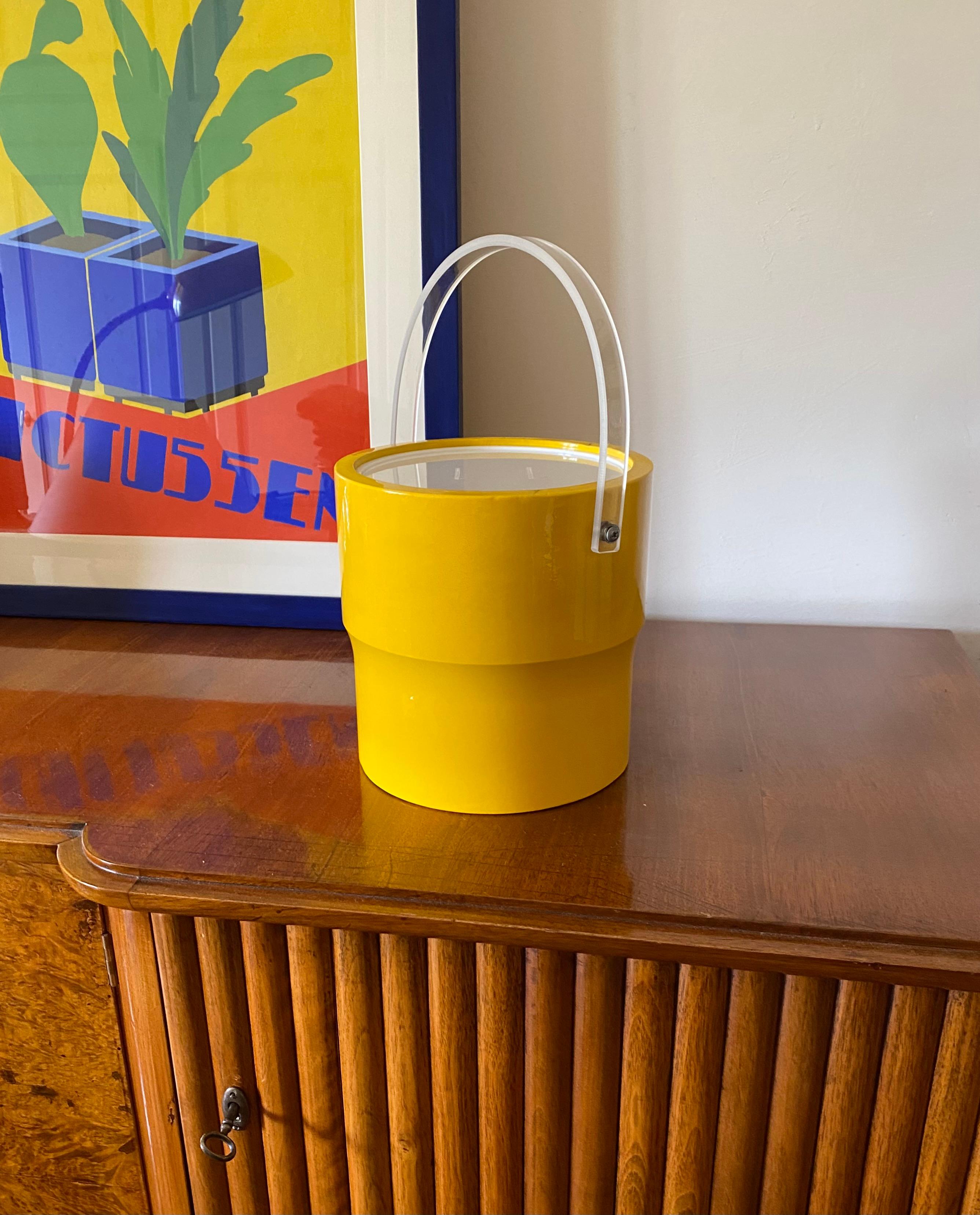 Space age yellow Ice Bucket

Morgans design, bucket brigade, USA ca. 1970s

yellow plastic, transparent plexiglass

H 21 cm x diam. 20 cm

Label on the side

Conditions: good consistent with age and use