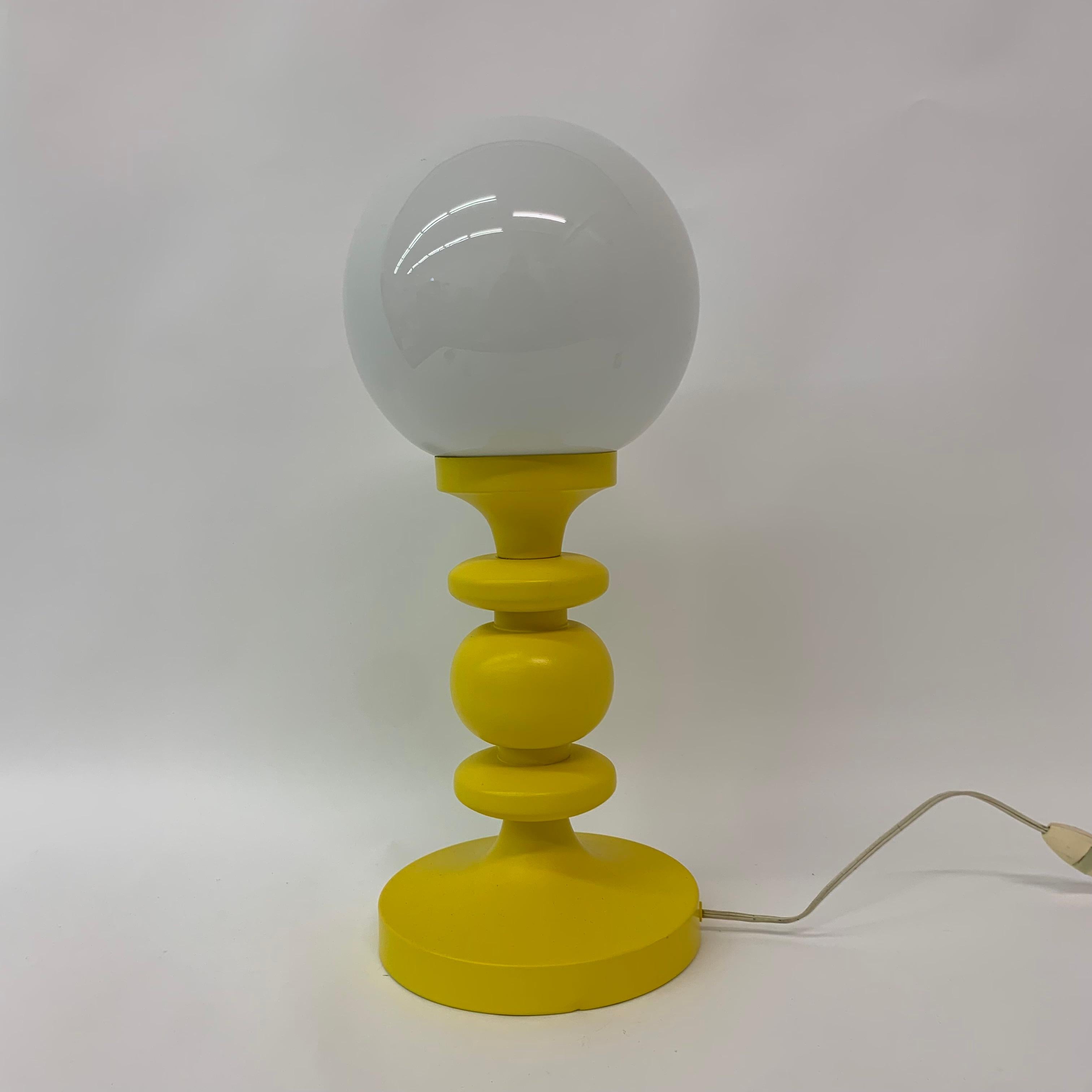 Lampe de table jaune de l'ère spatiale, 1970 Bon état - En vente à Delft, NL