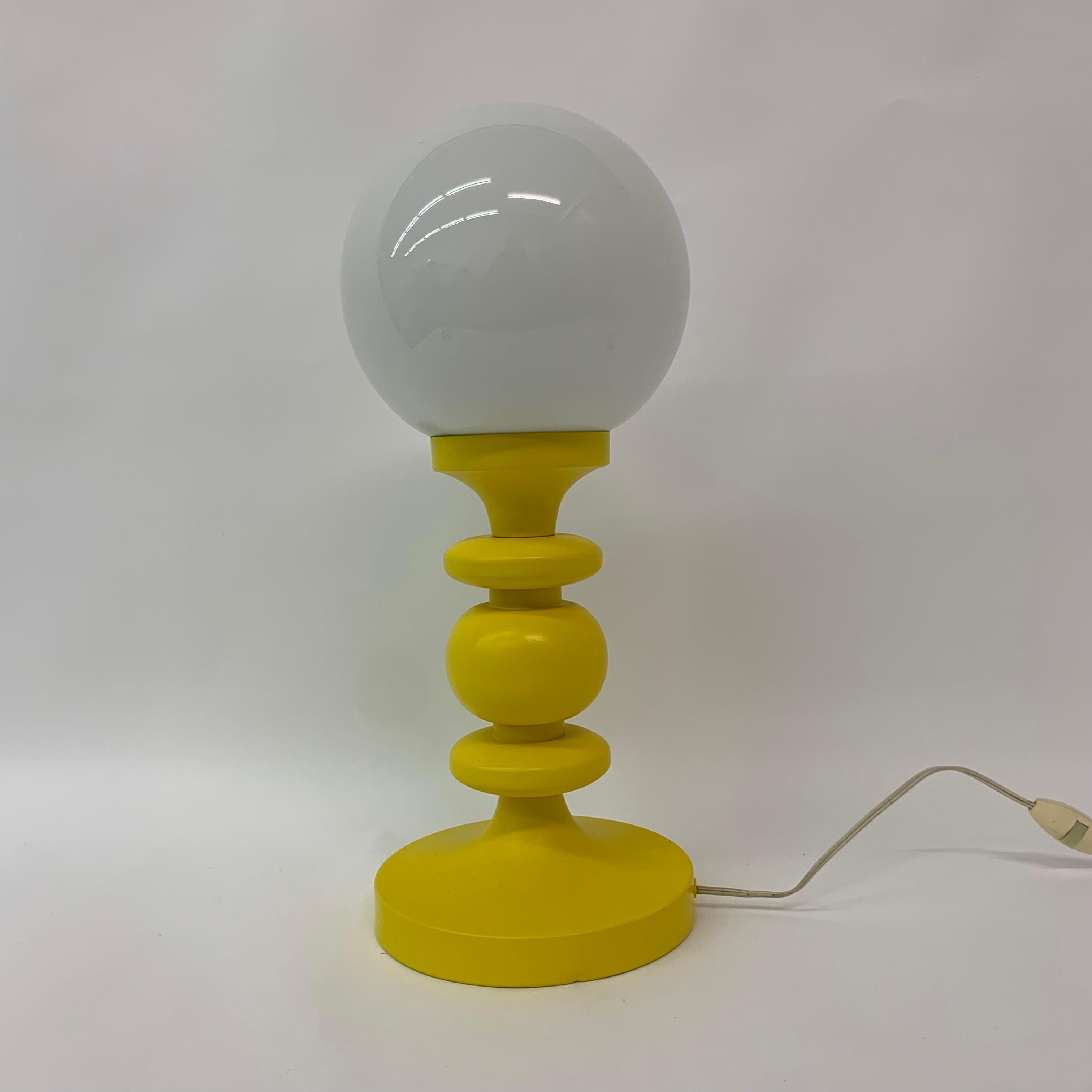   Weltraumzeitalter gelbe Tischlampe, 1970er Jahre (Ende des 20. Jahrhunderts) im Angebot