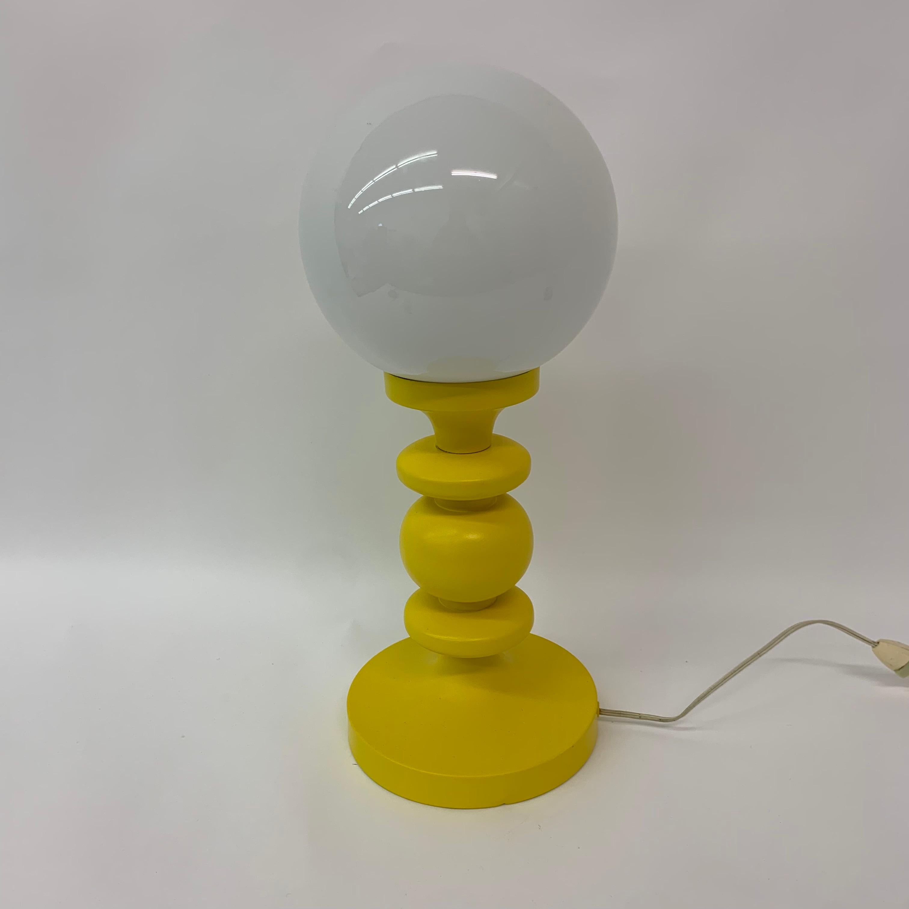 Métal Lampe de table jaune de l'ère spatiale, 1970 en vente