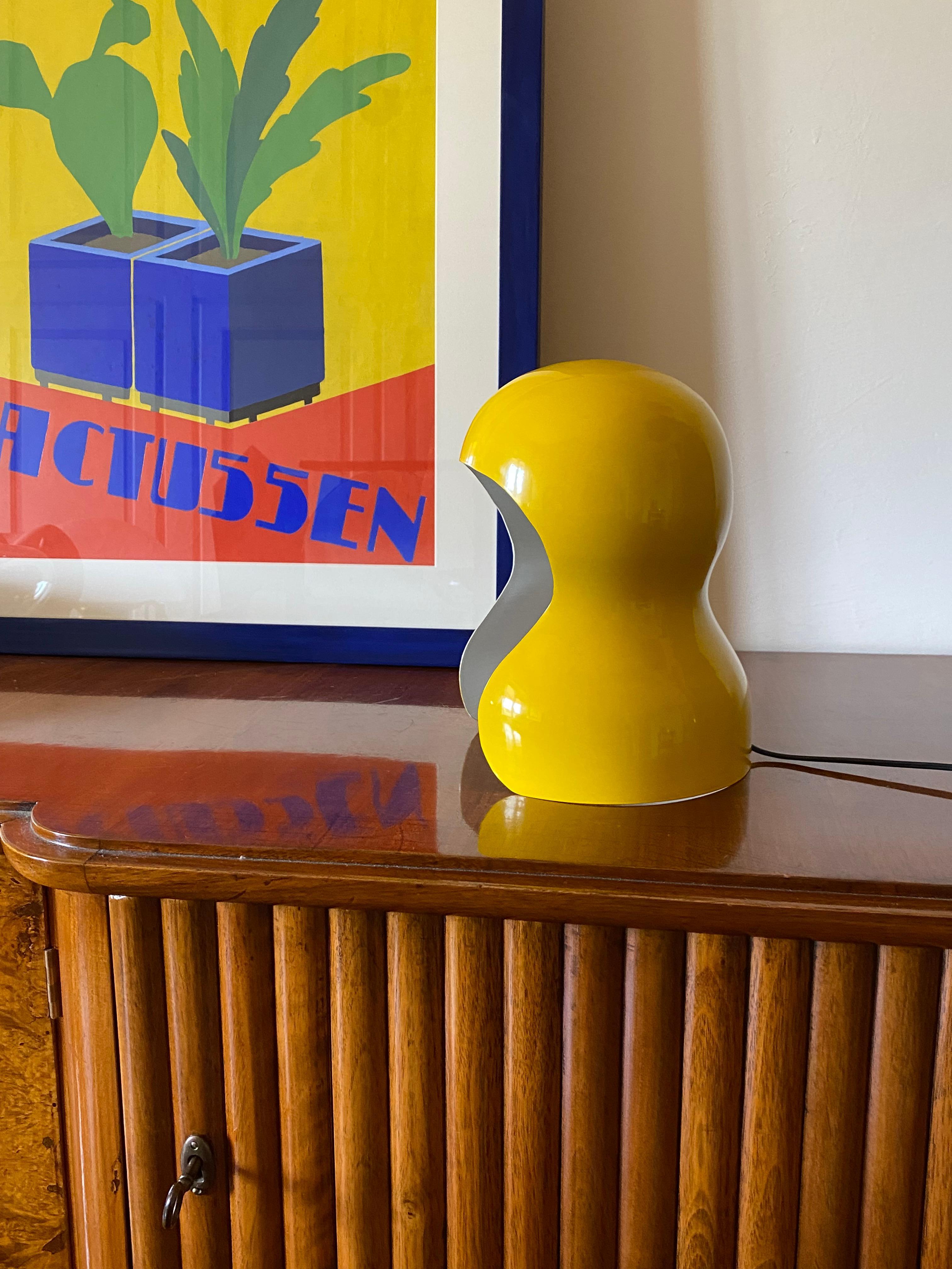 Space age yellow table lamp

Italy, 1970s

Lacquered aluminum

H 25.5 cm

20 × 20 cm

Conditions: excellent, in working conditions.