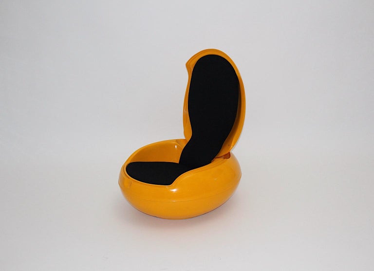 Yellow vintage Space Age plastic garden egg chair designed by Peter Ghyczy for Reuters Germany 1968.
This design Classic garden egg chair was designed by Peter Ghyczy and executed by Reuter 1968 and made of fiberglass - reinforced polyester shell