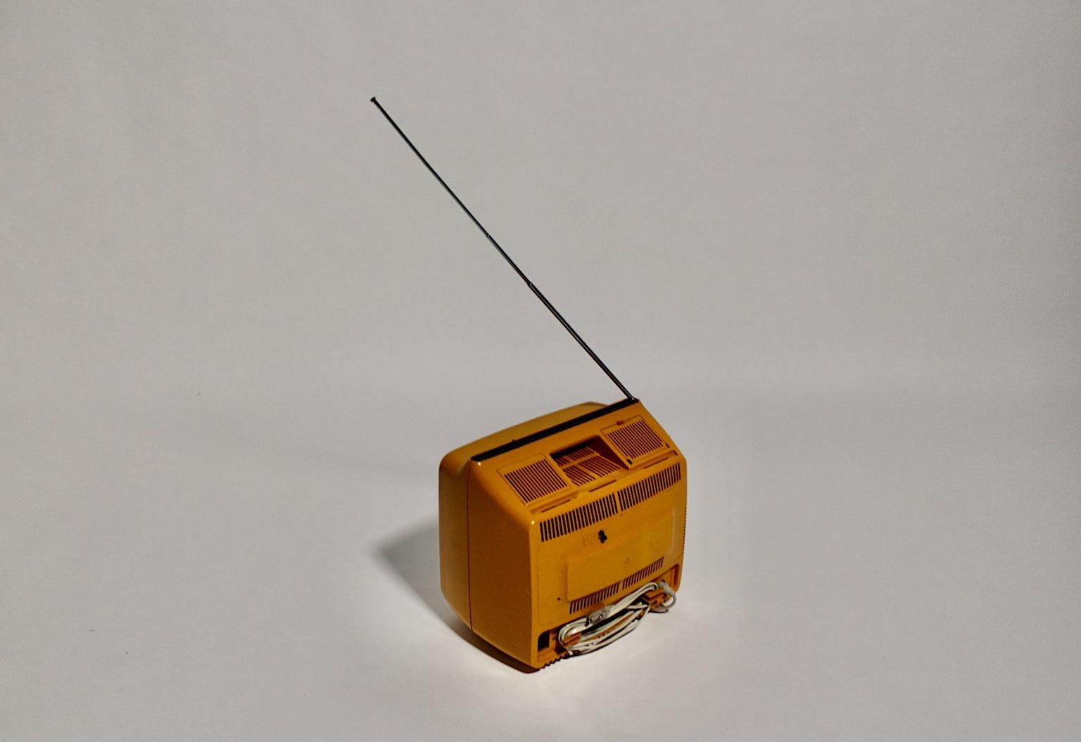 Gelbes Kunststoff-Fernsehanten Hornyphon aus dem Space Age, 1970er Jahre, Österreich im Angebot 6