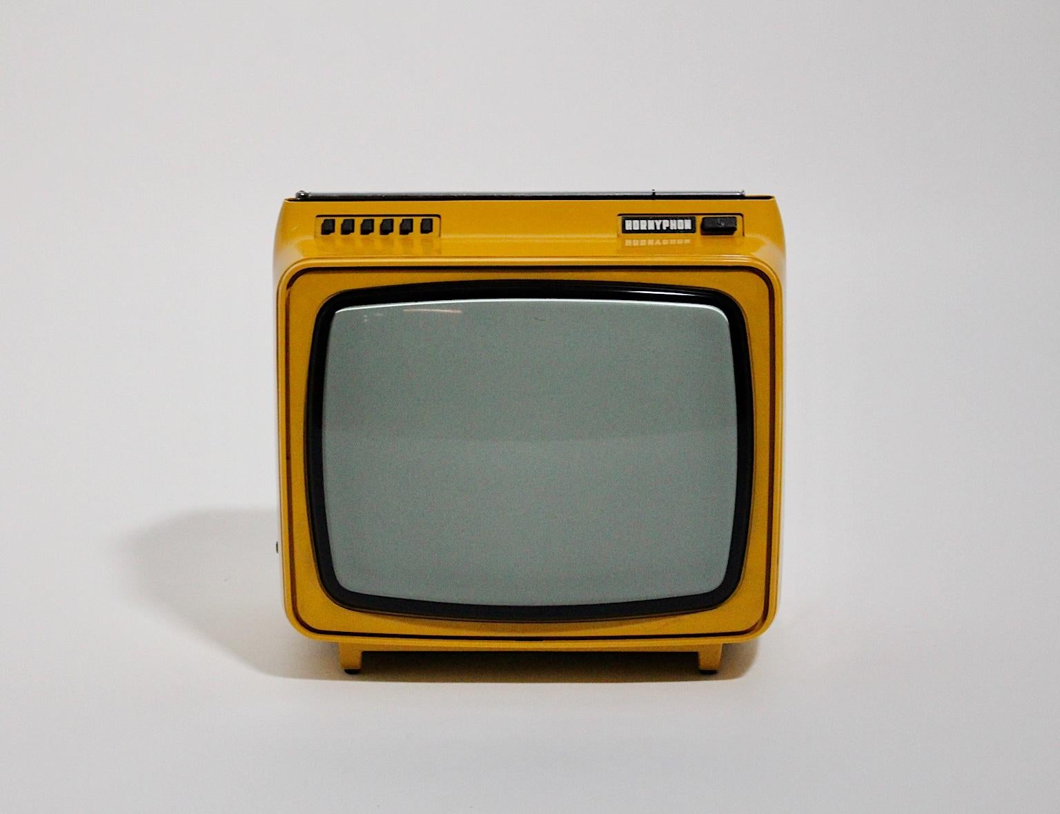 Weltraumzeitalter gelber Vintage-Fernseher aus Kunststoff, der tragbar ist. Das Gehäuse des Fernsehers wurde aus gelbem Kunststoff gefertigt und ist in sehr gutem Zustand, aber ohne Garantie für die Funktion.
Ungefähre Maße:
Breite 34 cm
Tiefe 26