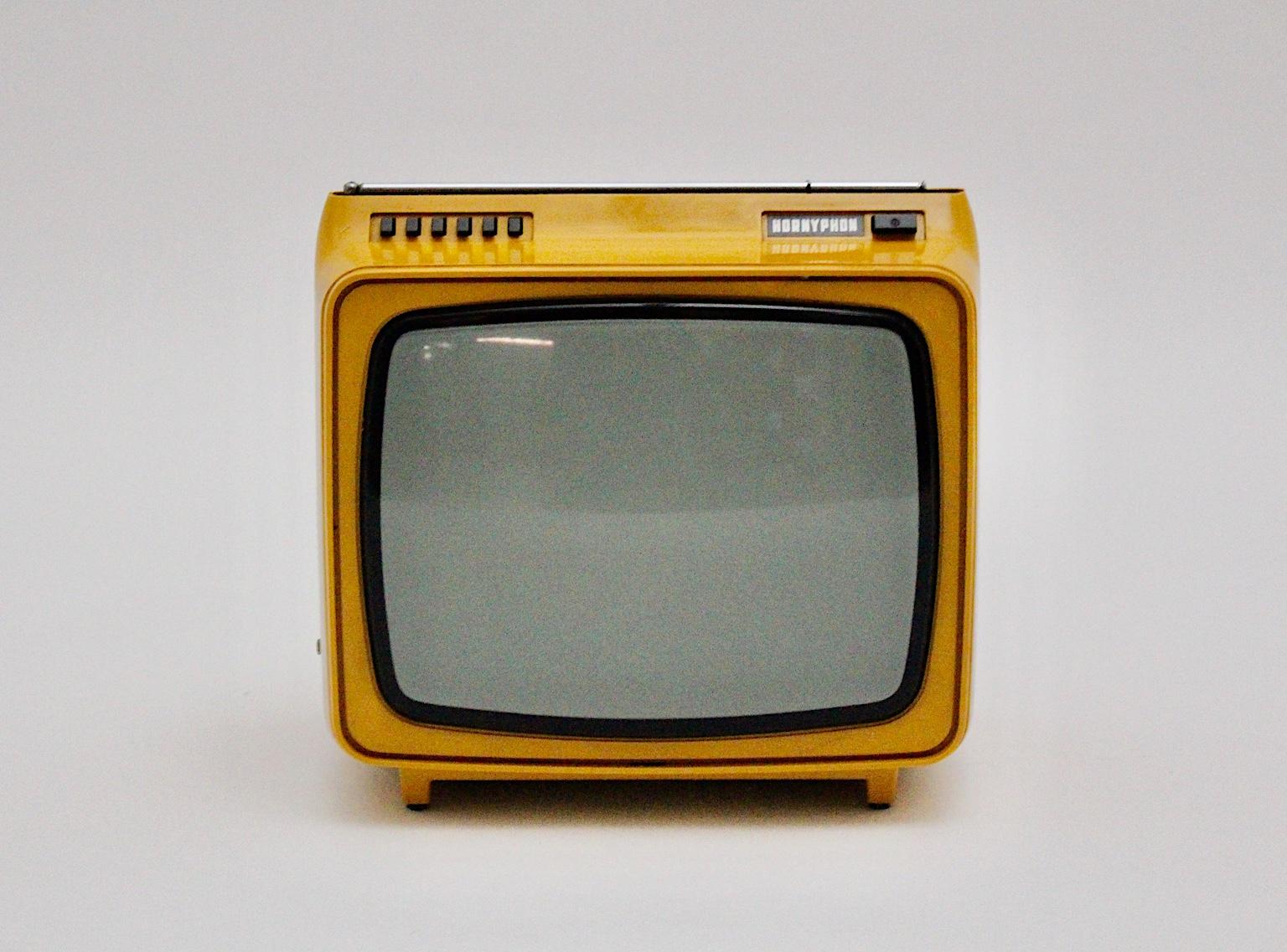 Gelbes Kunststoff-Fernsehanten Hornyphon aus dem Space Age, 1970er Jahre, Österreich im Zustand „Gut“ im Angebot in Vienna, AT