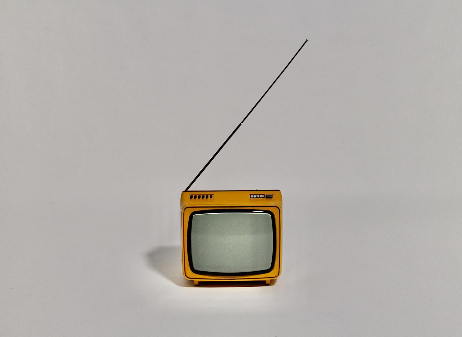 Hornyphon de télévision jaune de l'ère spatiale, 1970, Autriche Bon état - En vente à Vienna, AT