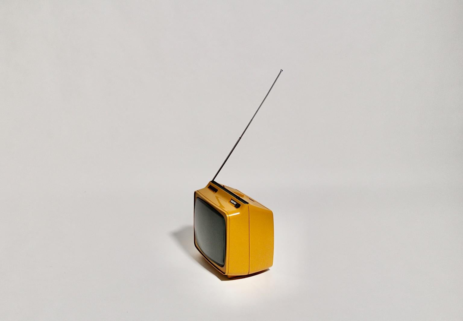 Gelbes Kunststoff-Fernsehanten Hornyphon aus dem Space Age, 1970er Jahre, Österreich im Angebot 1