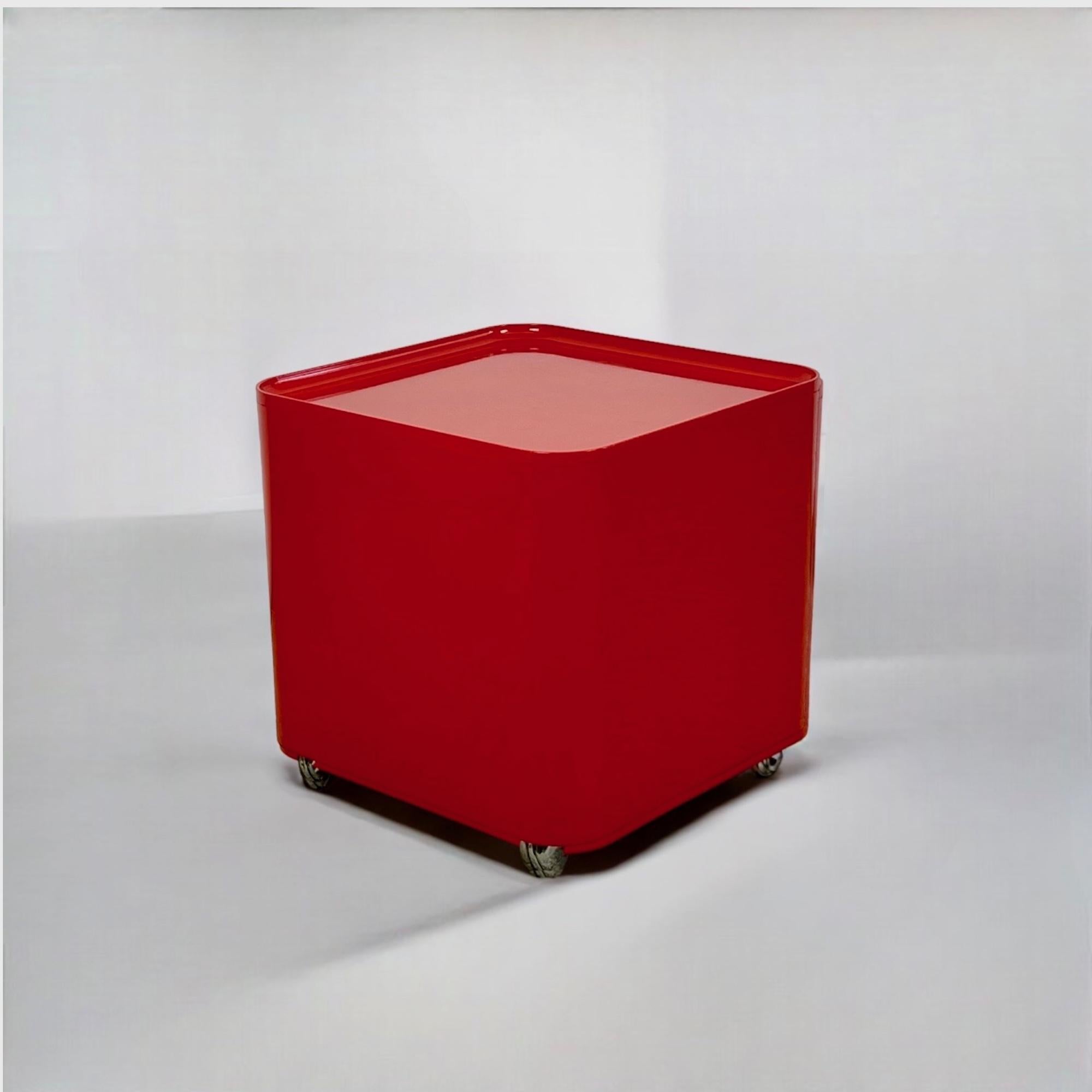 Step into the retro-futuristic world of space age furniture design with “Dime,” a beautiful and distinctive table designed by Marcello Siard for Collezioni Longato in the 1970s. This patent design item is a testament to the versatility and