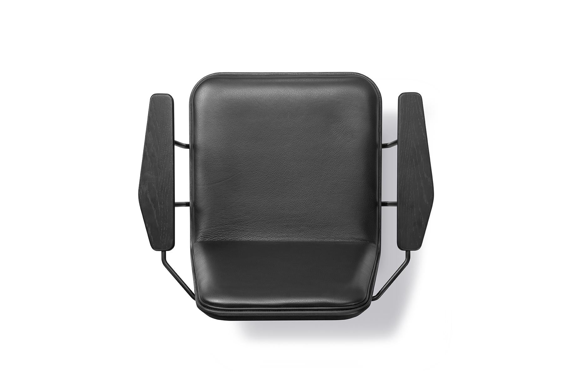 Space Copenhagen spine armchair, wood base is the fusion of Fredericia’s craft traditions and Space Copenhagen’s dynamic visual language that uses both Classic motifs and unorthodox details. Designed as a luxurious dining chair for both public space