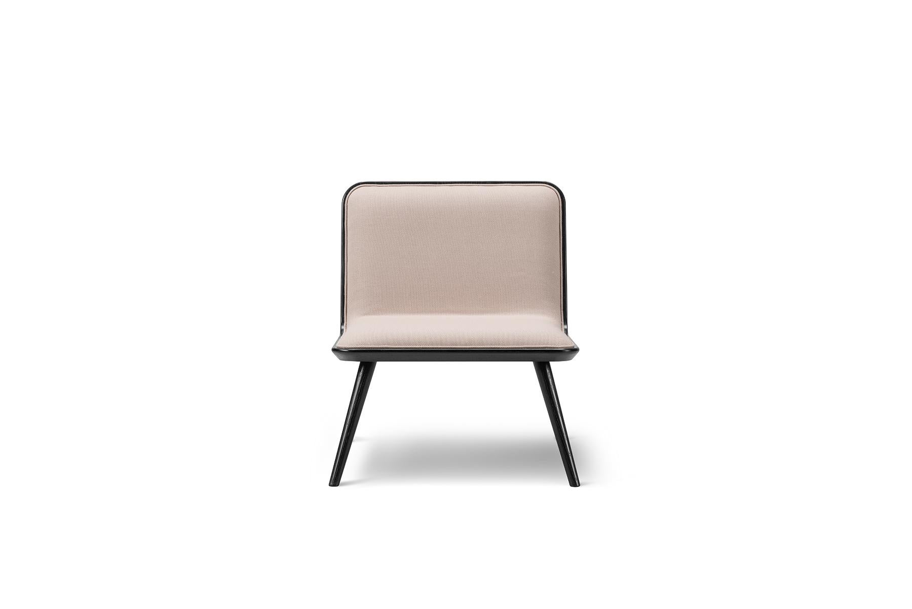 La chaise Space Copenhagen spine - base en bois est une chaise de salon légère pour les maisons résidentielles ou les zones de salon ouvertes. Les détails accentués de l'assise rembourrée à l'avant en cuir ou en textile, combinés à un dossier en