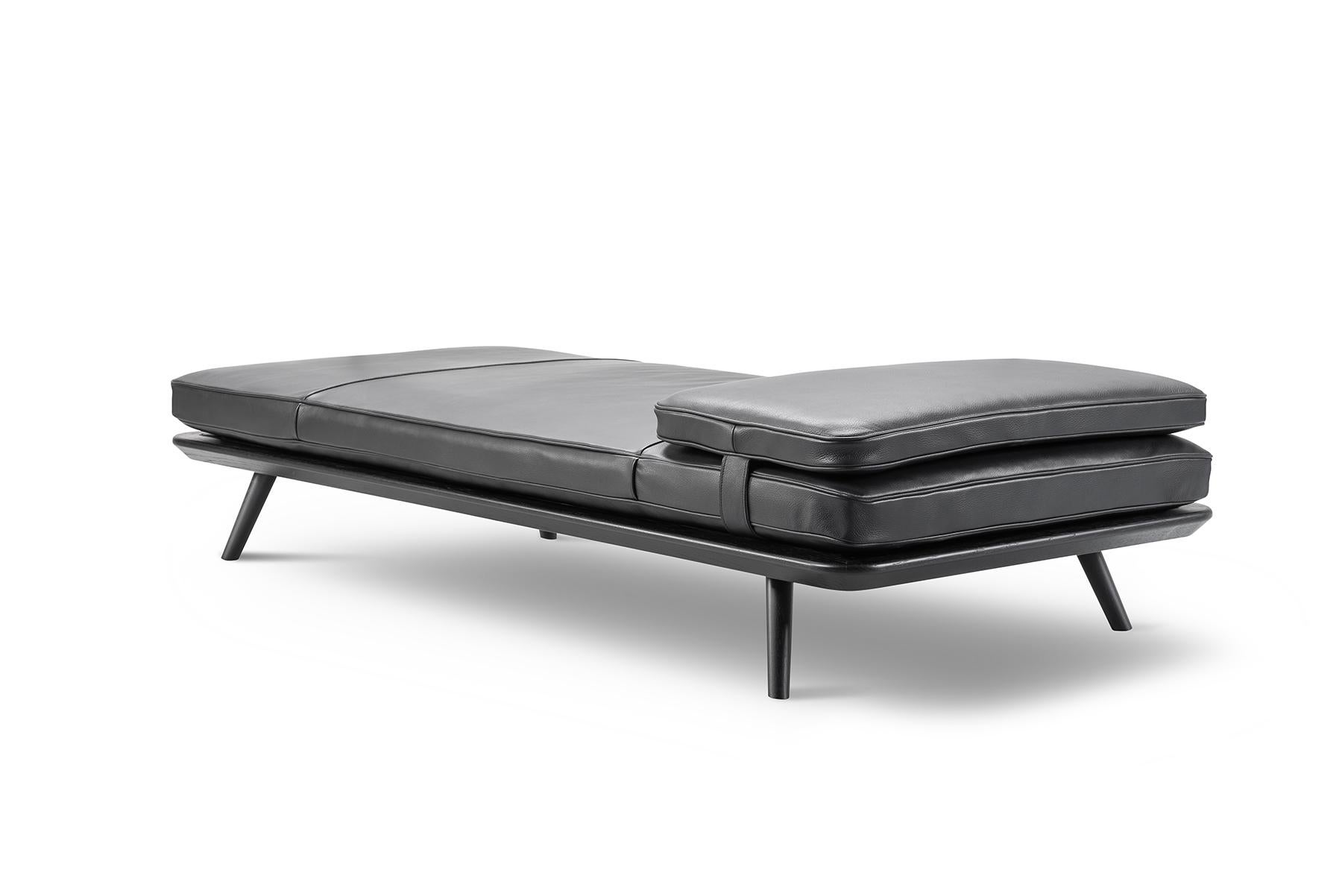 Le lit de jour Space Copenhagen spine respecte les fières traditions de rembourrage sur lesquelles Fredericia a bâti son nom, tout en apportant une touche de modernité de manière succincte et simple. Le coussin de tête est fixé par une sangle en