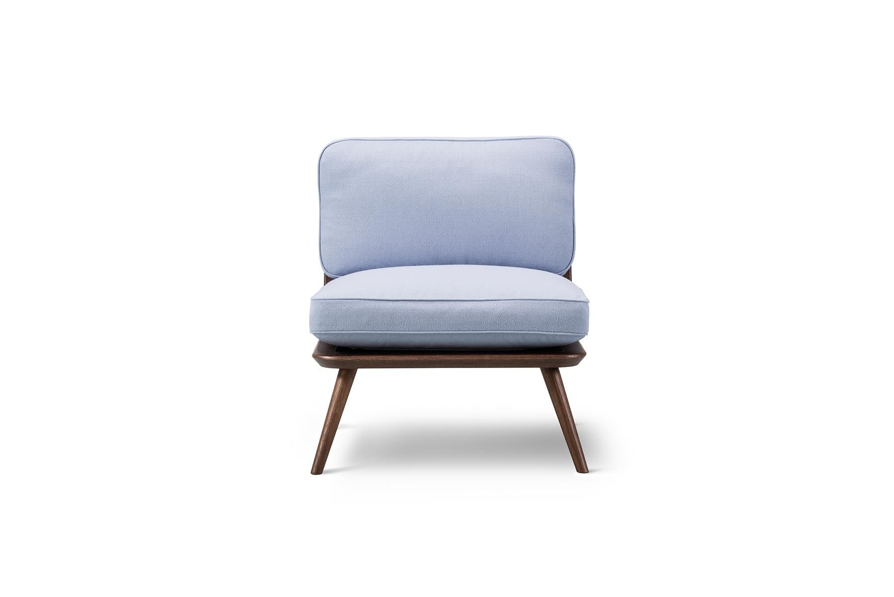 Space Copenhagen spine lounge chair petit is a light lounge chair for private homes or open lounge areas. The generous use of materials is balanced by its discreet design. The accented detailing on the wooden back makes the chair as beautiful