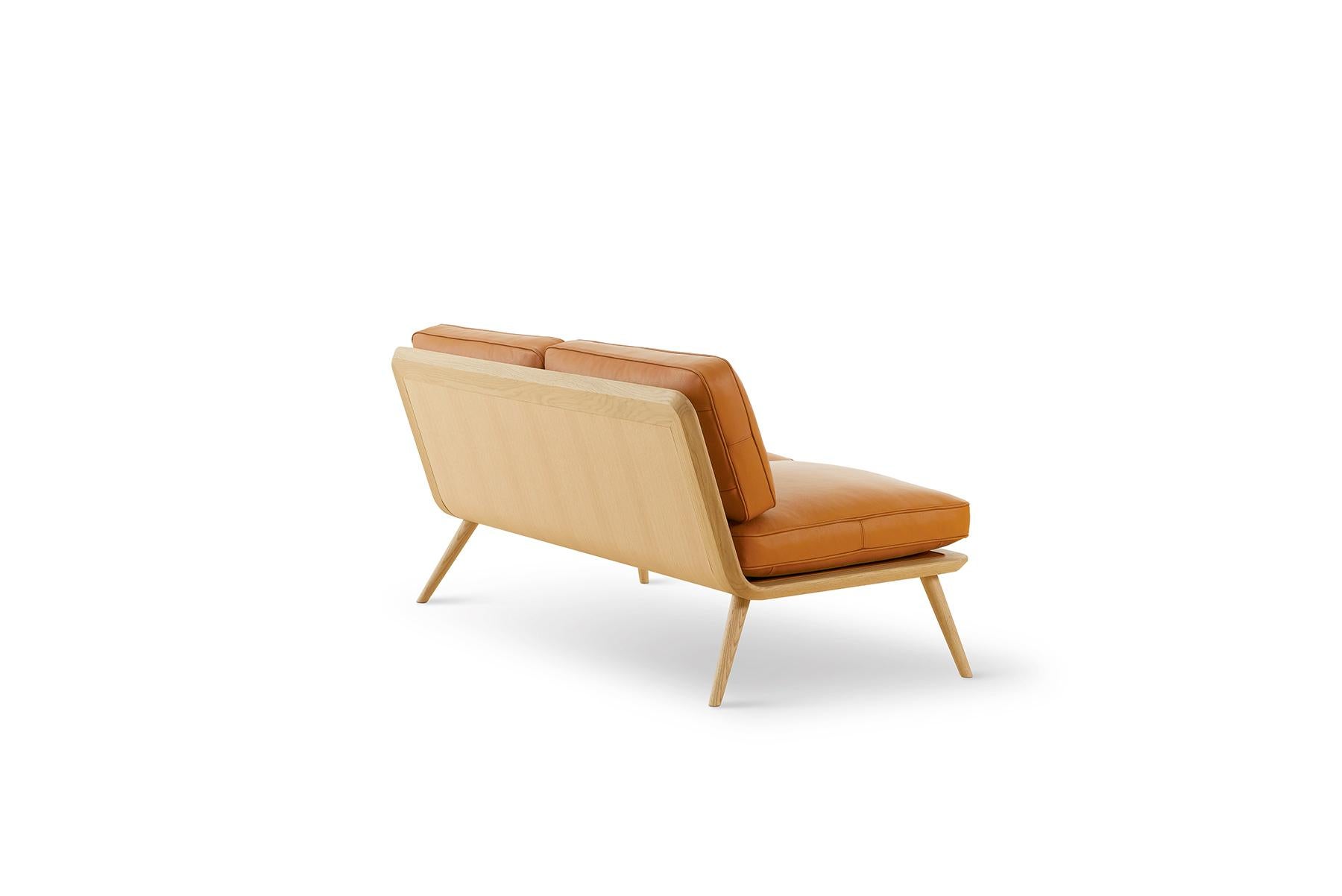 Space Copenhagen Spine Lounge Sofa respektiert die Tradition der Handpolsterung, auf der Fredericia seinen Namen aufgebaut hat, und bietet gleichzeitig eine moderne Note auf seine eigene, prägnante und einfache Art.