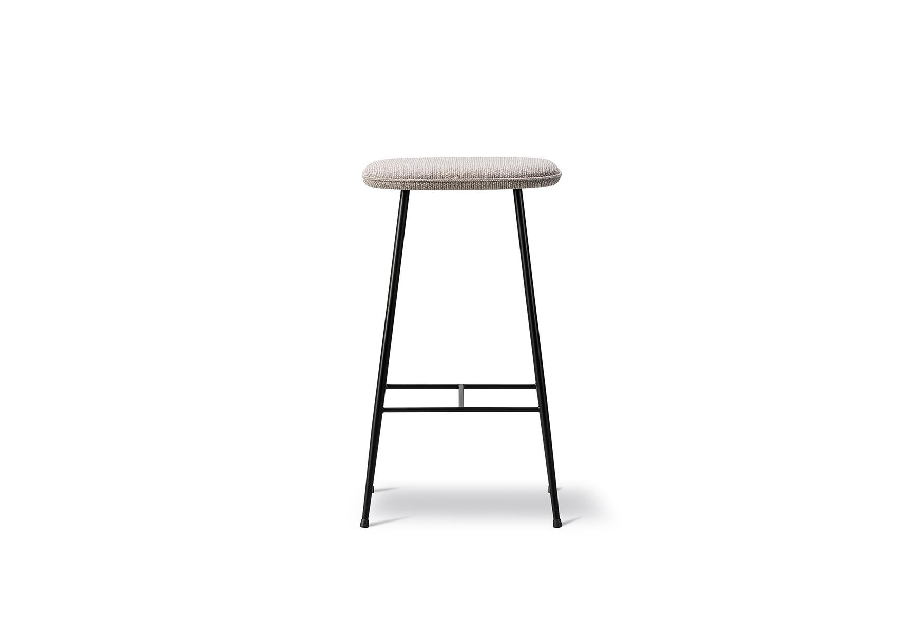 Space Copenhagen spine stool ‘backless’, metal base a clean and modern visual language characterizes the Spine collection, and this latest addition of a metal base strengthens the stunning expression of the family. The simple lines of the metal leg