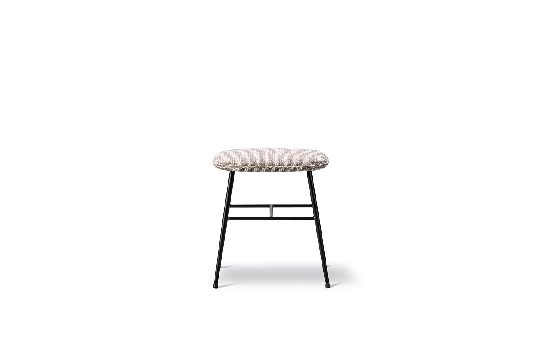 Space copenhagen spine stool (Low) – Metal Base A clean and modern visual language characterises the Spine collection, and this latest addition of a metal base strengthens the stunning expression of the family. The simple lines of the metal leg