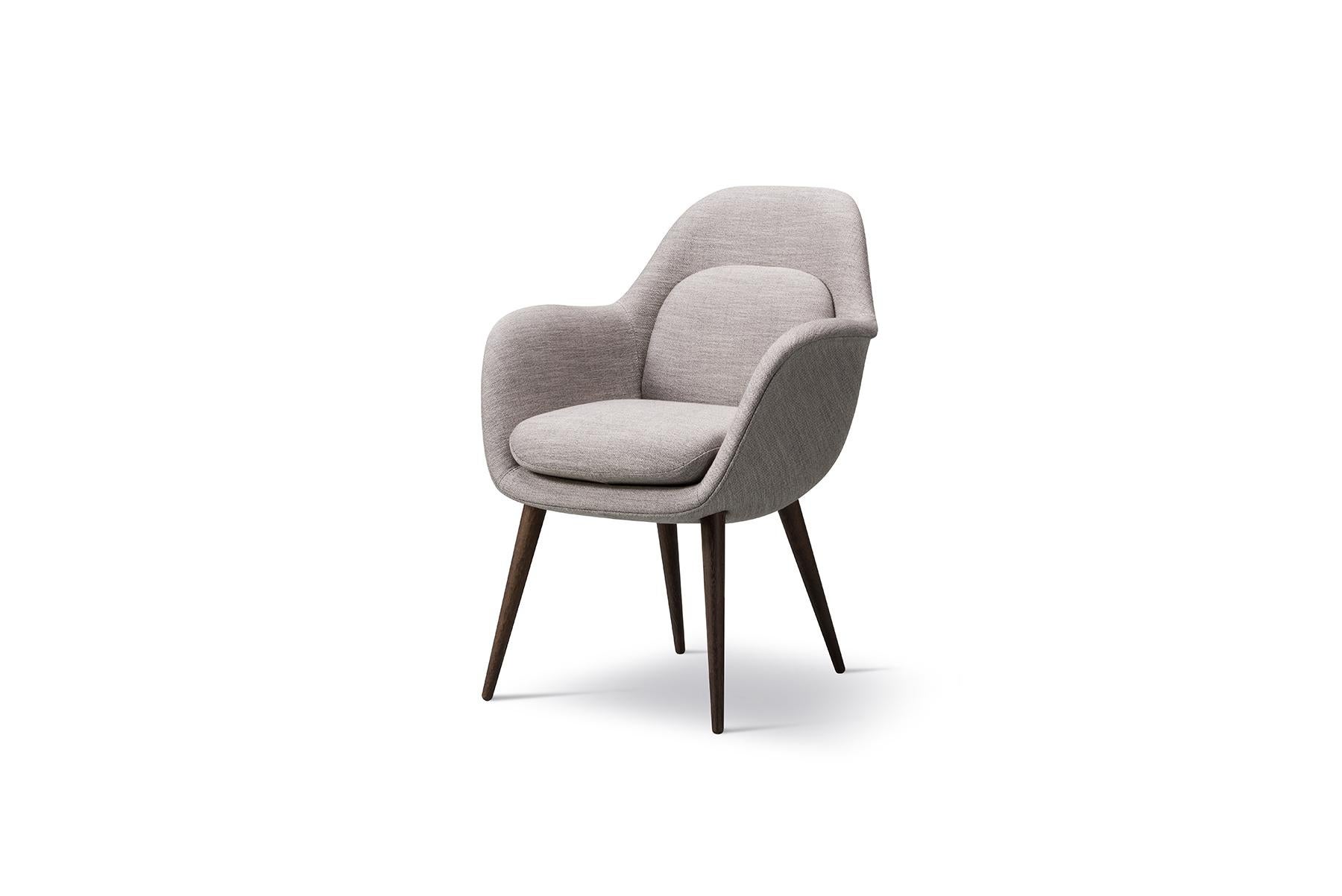 La chaise Space Copenhagen Swoon - Two Tone est la plus petite version verticale de Swoon, dans une taille encore plus compacte. Avec sa coque singulière fusionnant les accoudoirs, l'assise et le dossier, en plus des coussins souples et soutenants