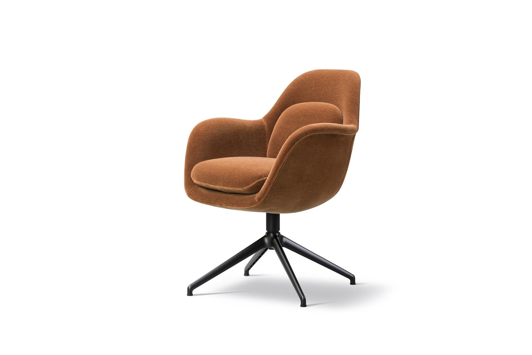 La chaise de salle à manger Space Copenhagen Swoon, base pivotante, est la plus petite version verticale de Swoon, dans une taille encore plus compacte. Avec sa coque singulière fusionnant les accoudoirs, l'assise et le dossier, en plus des coussins
