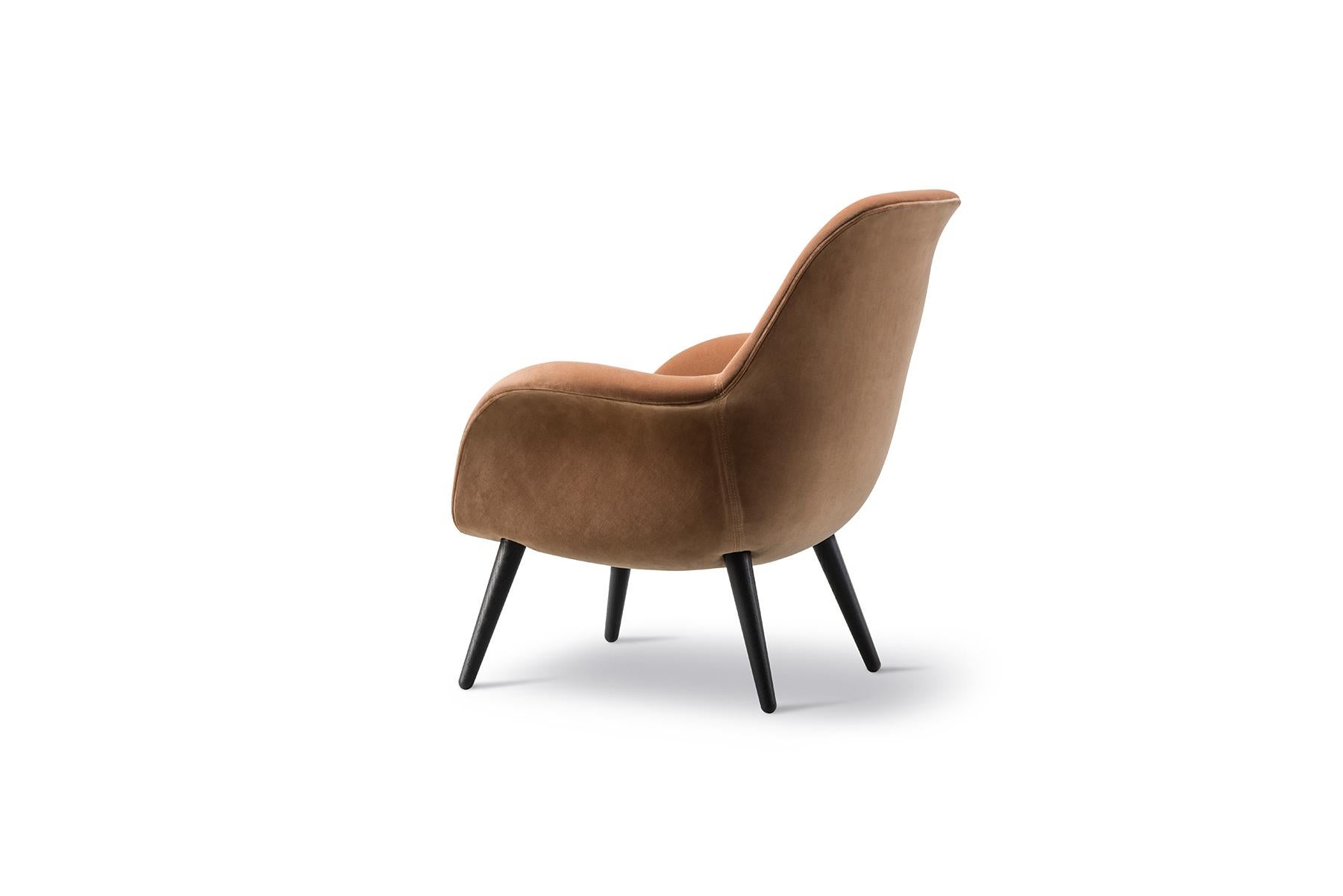 Space Copenhagen swoon lounge chair – Petit A line extension from the Swoon lounge, the Swoon lounge Petit has a similar shape but it’s more upright and somewhat smaller. The one-piece shell merging the back, seat and armrests are fully upholstered