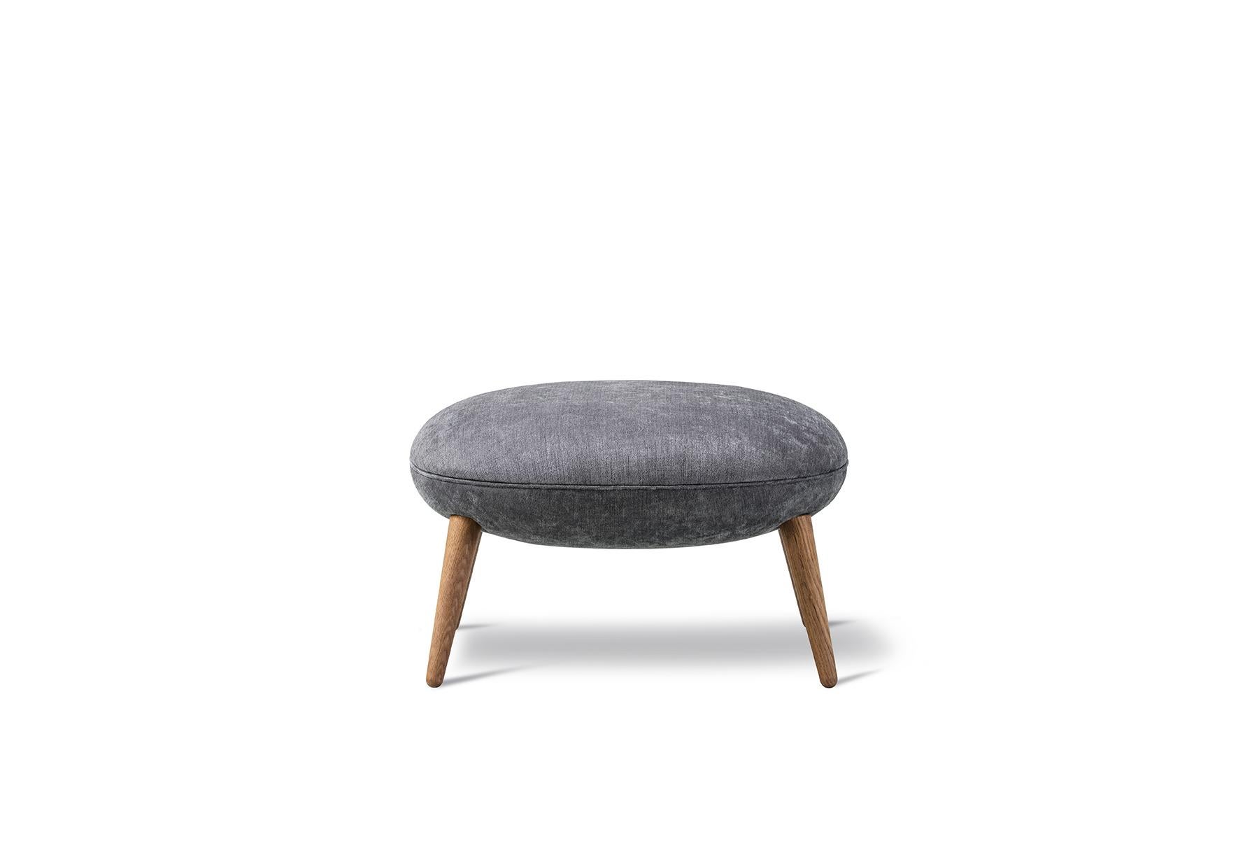 Le pouf swoon de Space Copenhagen complète le fauteuil swoon, créant ainsi un ensemble de salon sophistiqué qui invite à des heures de confort.