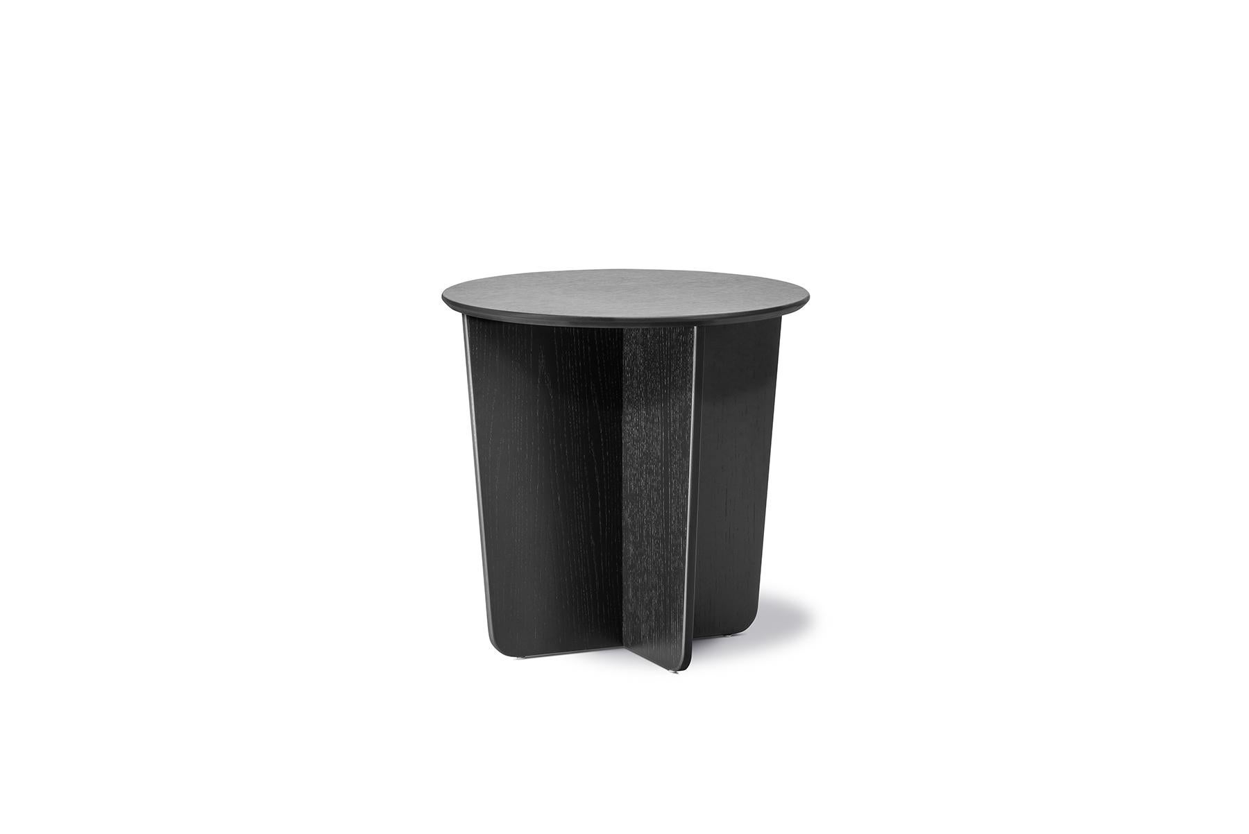 Space Copenhagen tableau side table, circular
Tableau celebrates the beauty of natural wood and the skilled craft required to work it. Featuring a circular or rectangular oak top on a matching x-shaped base, the pairing of shapes creates an