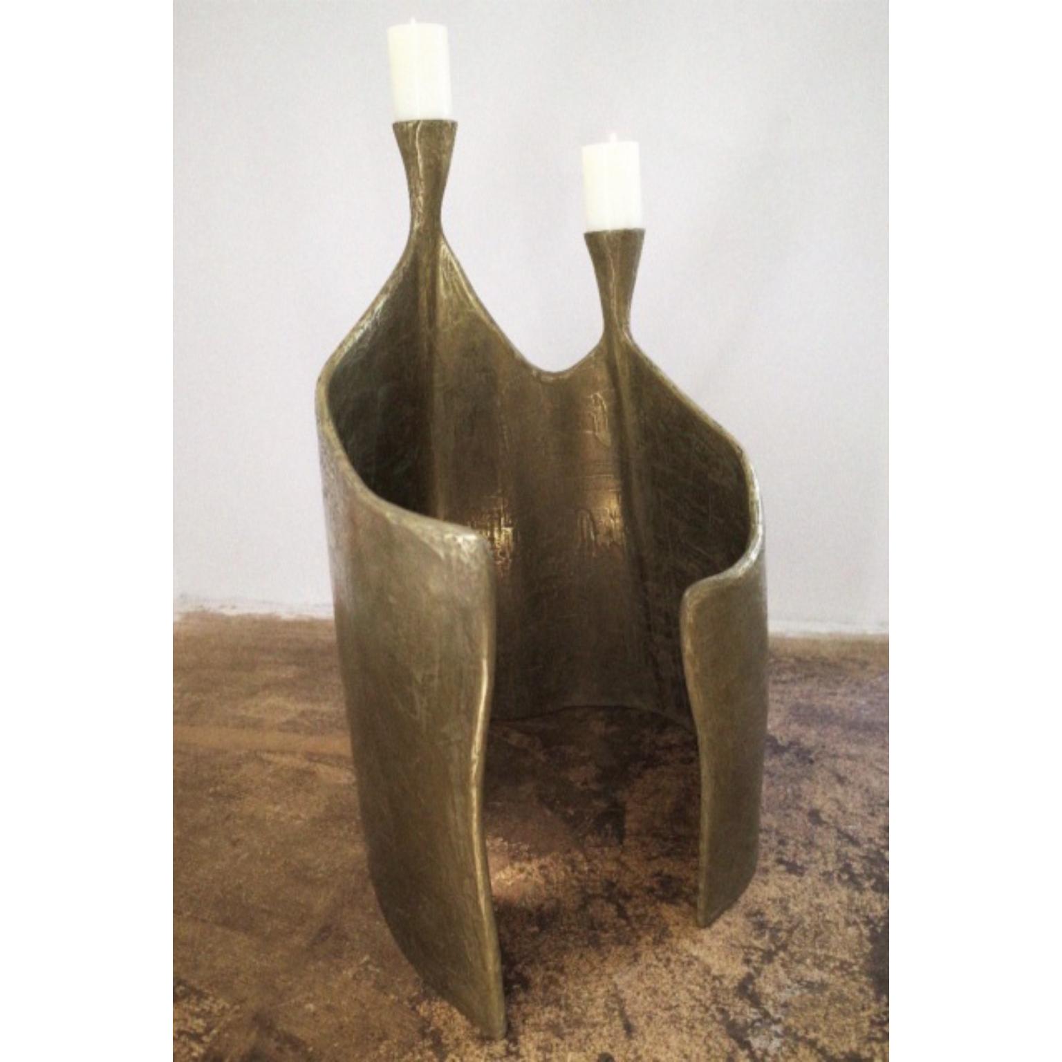 Candelabro da terra doppio A Space in ottone e resina metallica di Atelier A Space
Edizione limitata di 8 pezzi.
Dimensioni: P 46 x L 57 x H 87 cm.
Materiali: Resina di ottone.

Disponibile in diverse finiture e materiali. I prezzi possono variare.