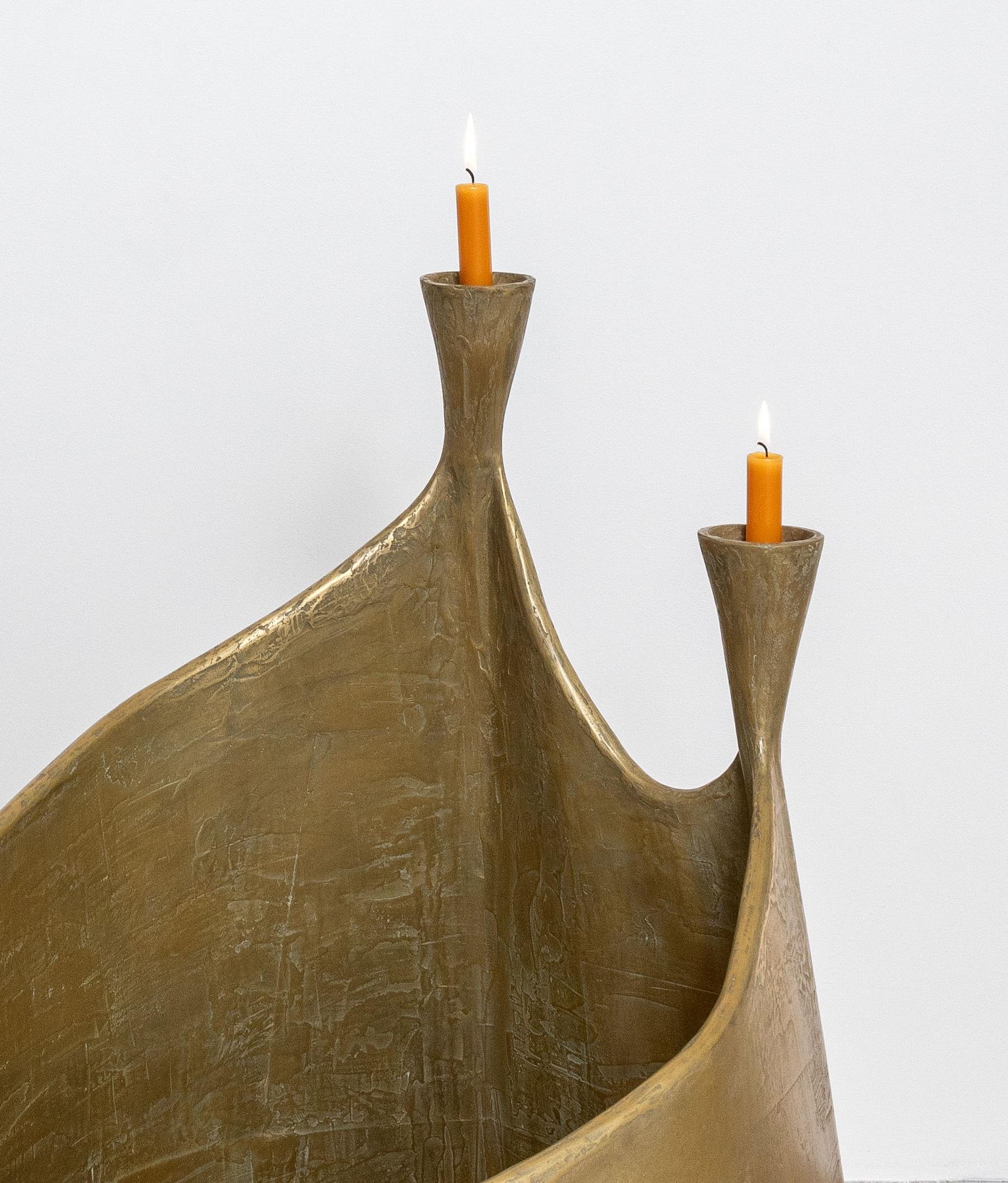 Postmoderno Candelabro da terra doppio A Space in ottone e resina metallica di Atelier A Space in vendita