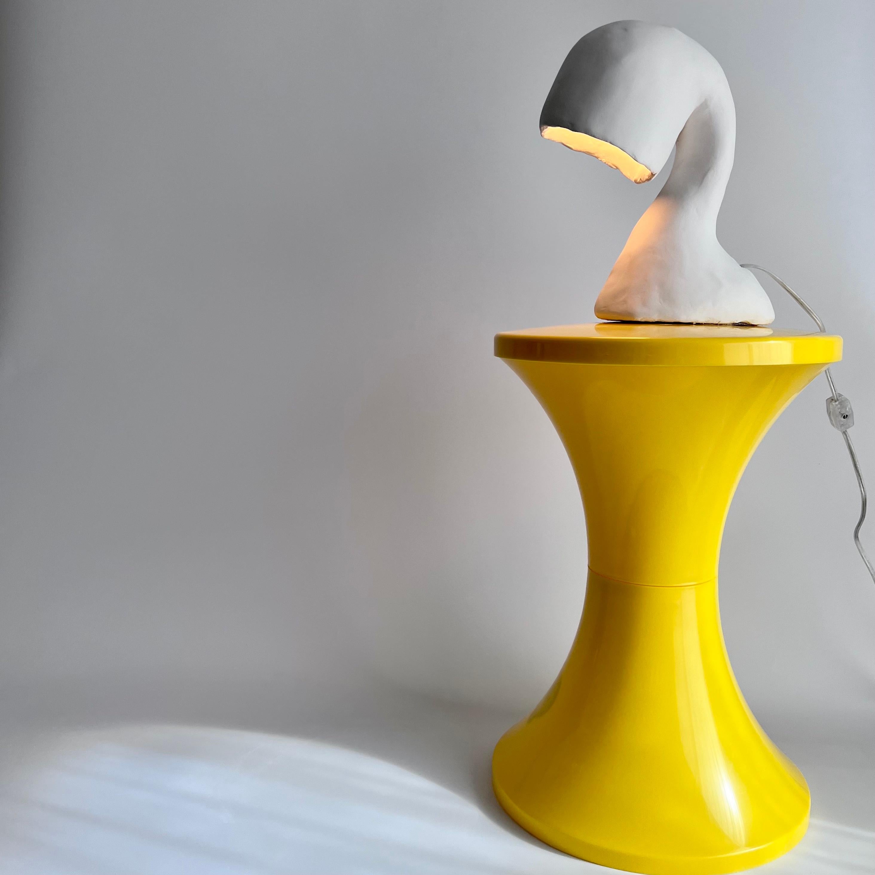 Lampe de bureau Space Invader Line de Studio Chora, fabriquée à la main, en plâtre citronnier, en stock en vente 4