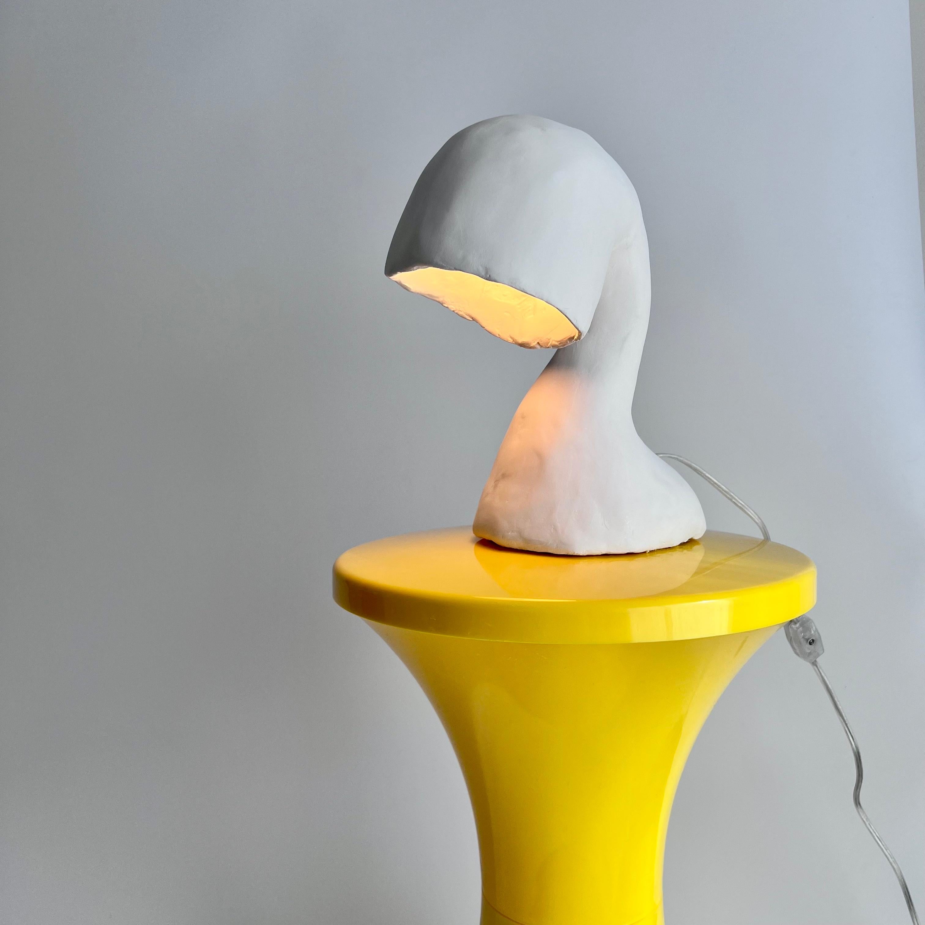 Organique Lampe de bureau Space Invader Line de Studio Chora, fabriquée à la main, en plâtre citronnier, en stock en vente