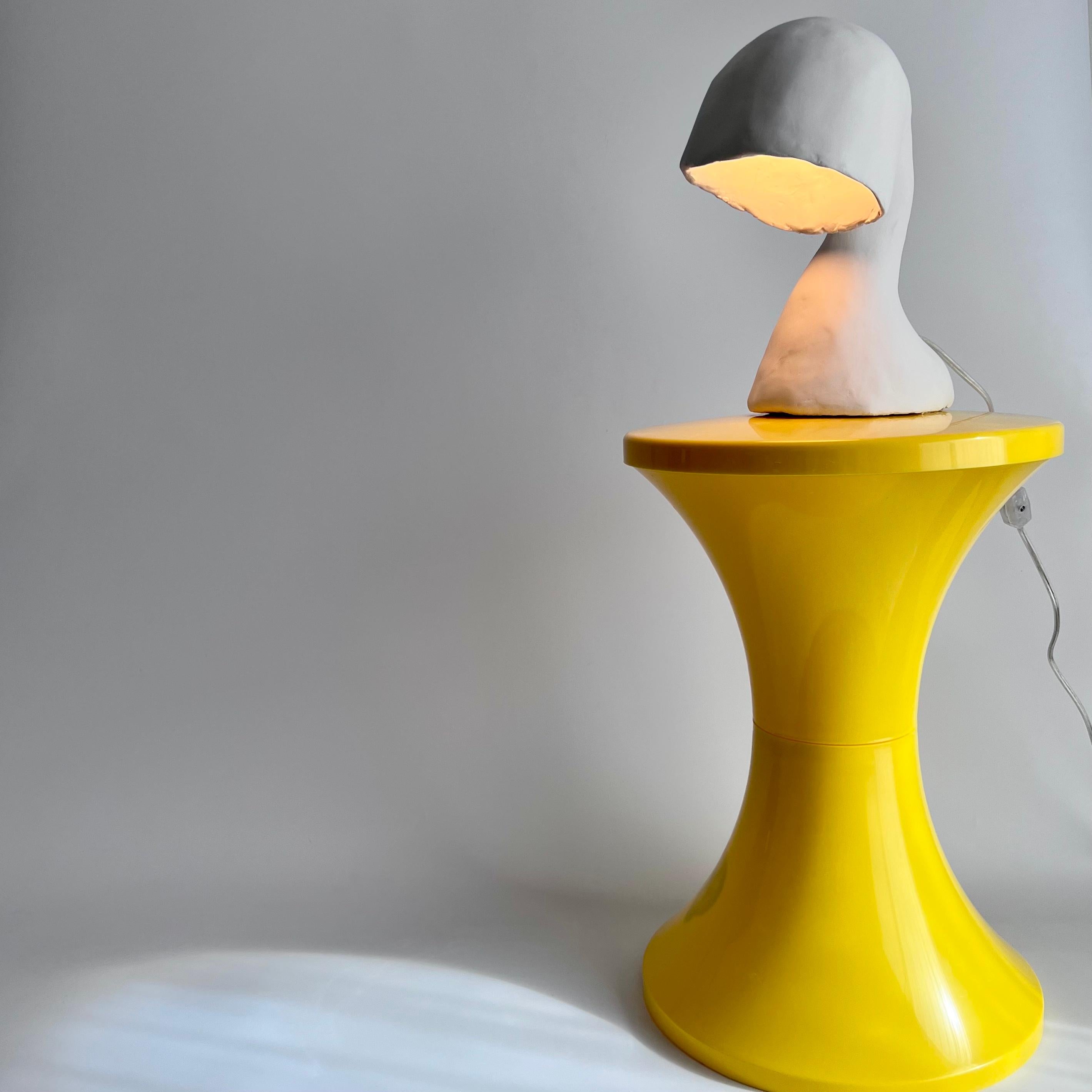 Américain Lampe de bureau Space Invader Line de Studio Chora, fabriquée à la main, en plâtre citronnier, en stock en vente