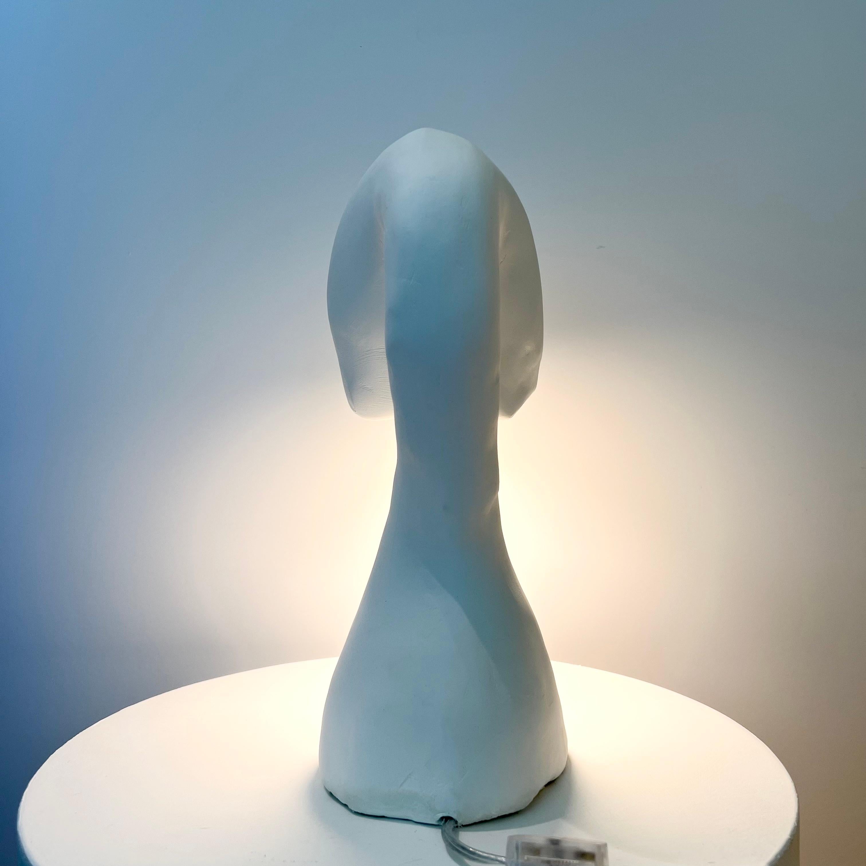 Américain Lampe de bureau Space Invader Line de Studio Chora, fabriquée à la main, pierre blanche, en stock en vente