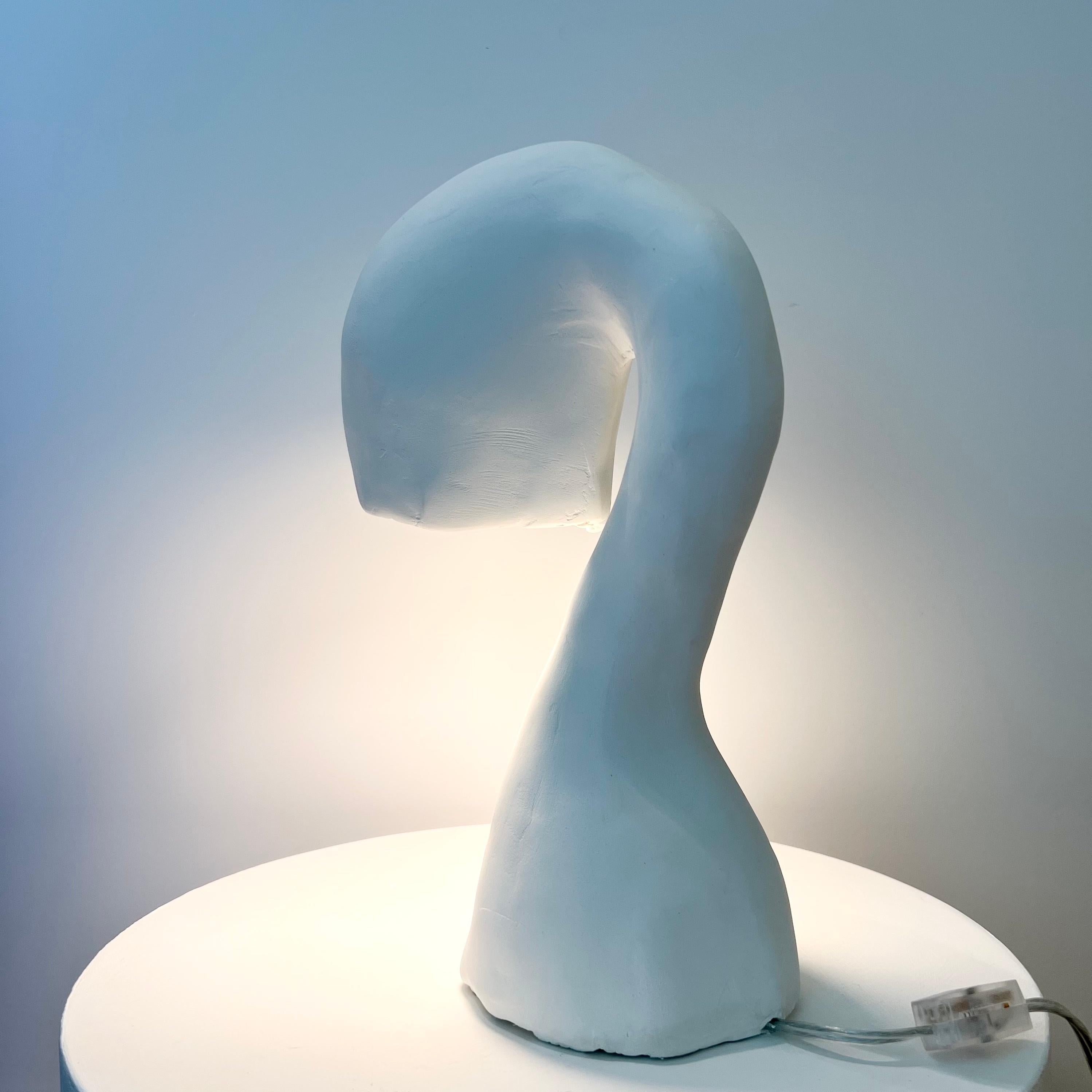 Postmoderne Lampe de bureau Space Invader Line de Studio Chora, pierre calcaire blanche, en stock en vente